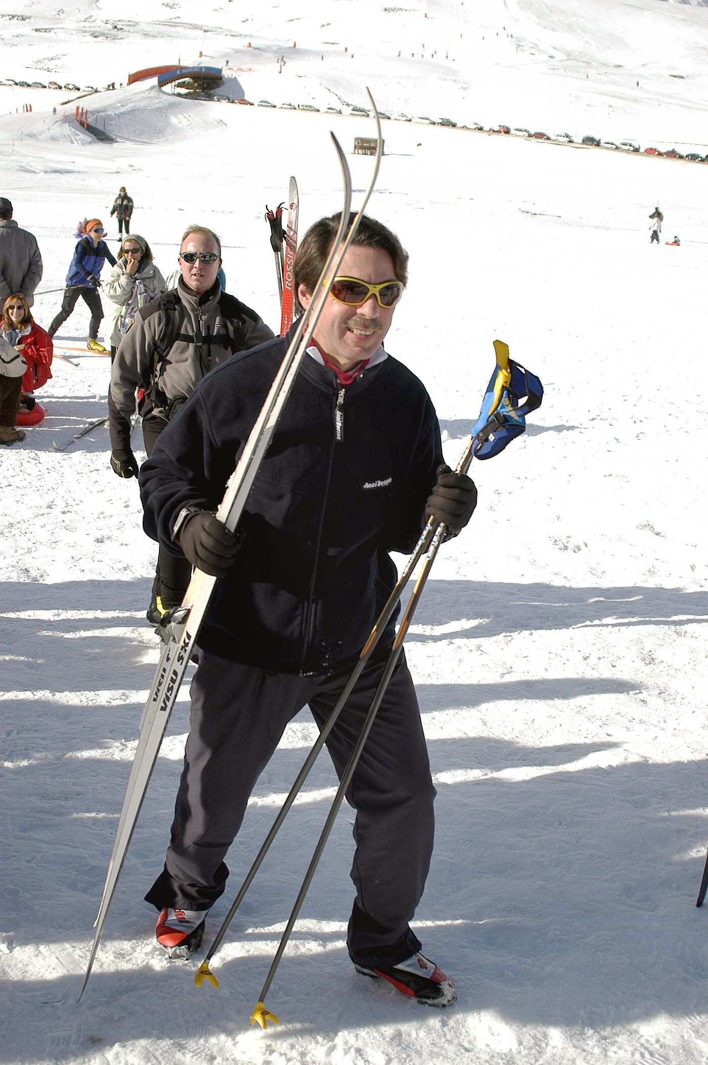 Aznar se’n va a esquiar a Suïssa amb la jet set mundial
