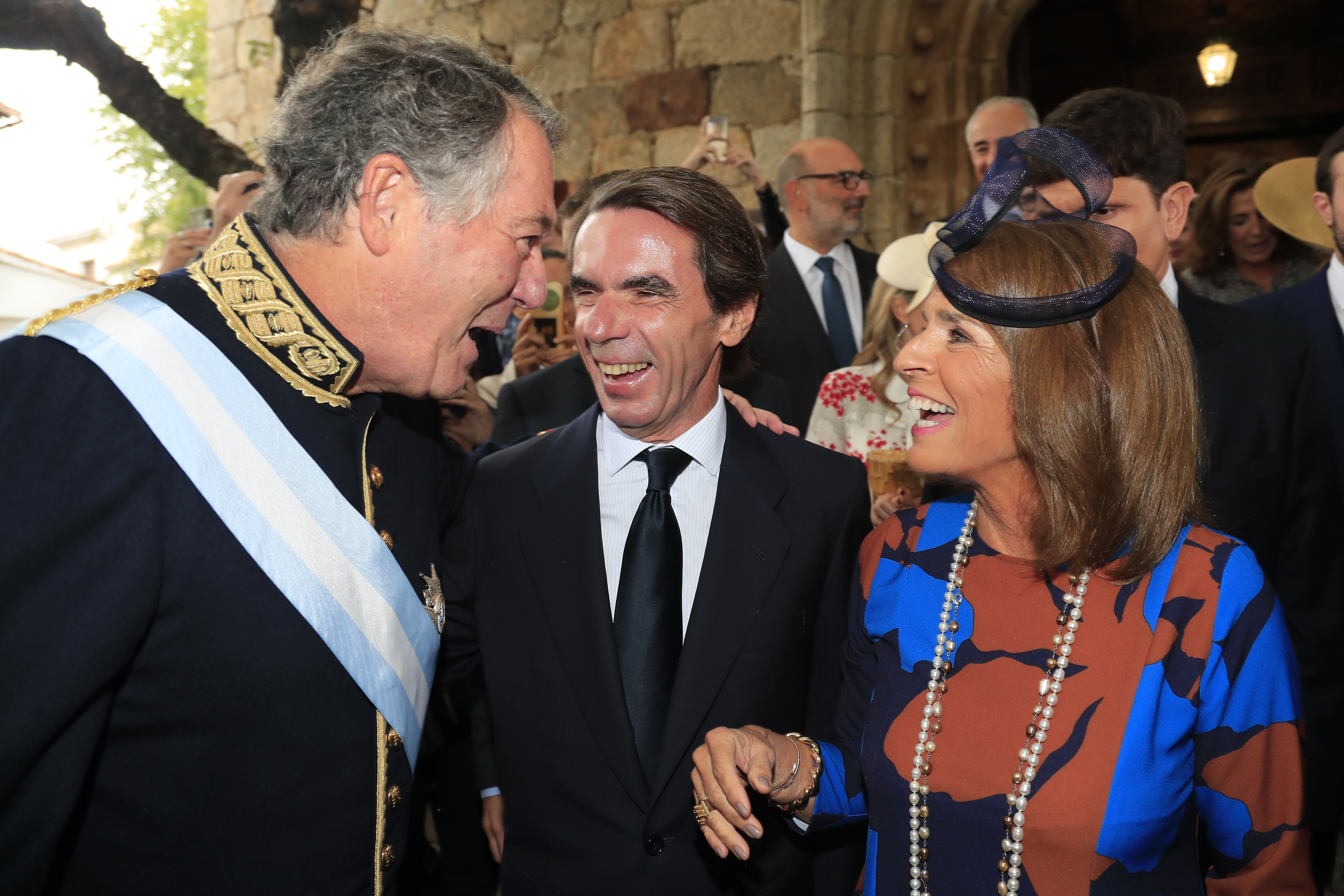 Aznar y Botella indignan por su gesto en plena crisis por el COVID-19: "Asco"