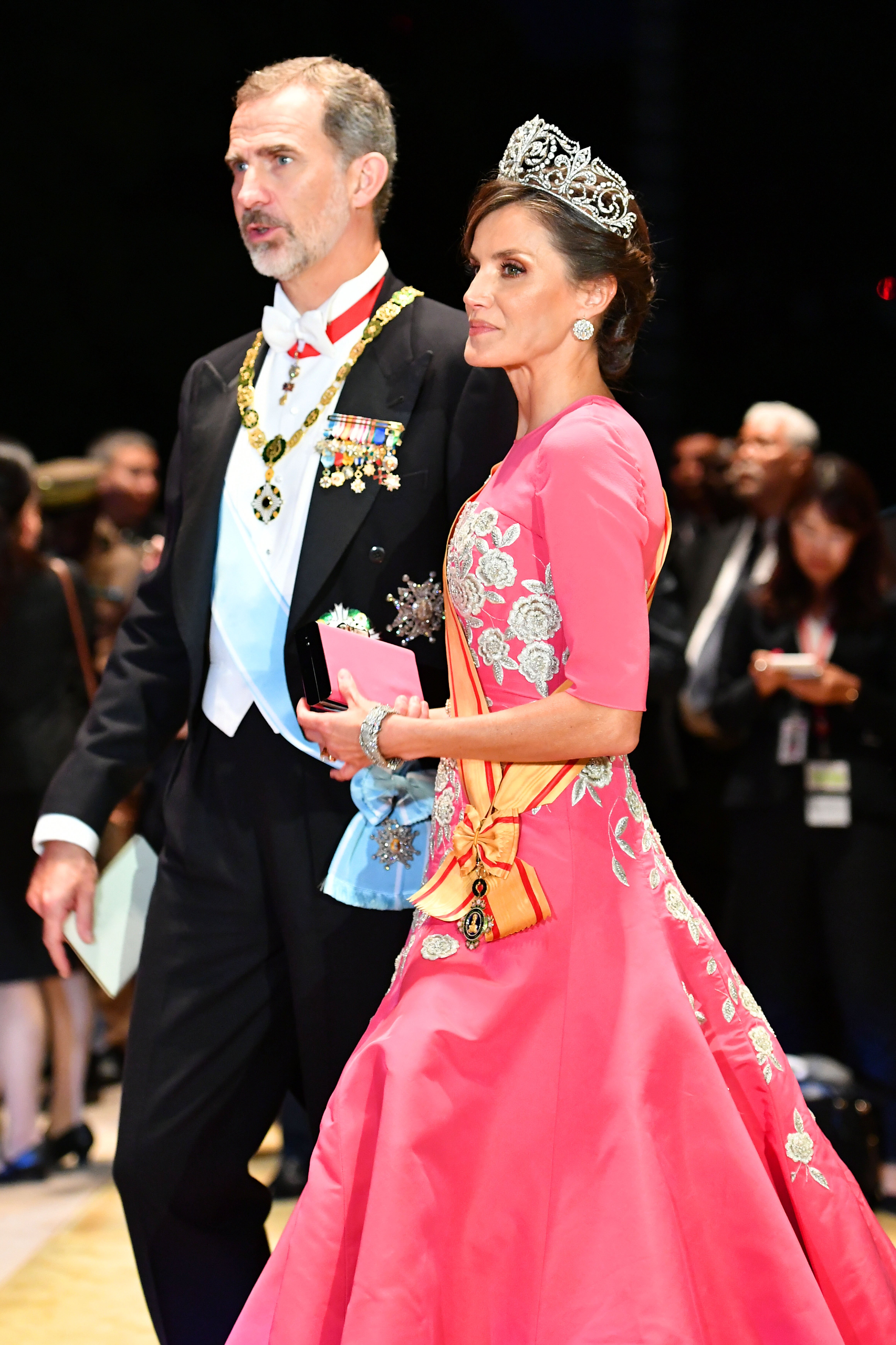 El curioso gesto de Felipe con Letizia en Japón: ¿qué hace con su bolso?