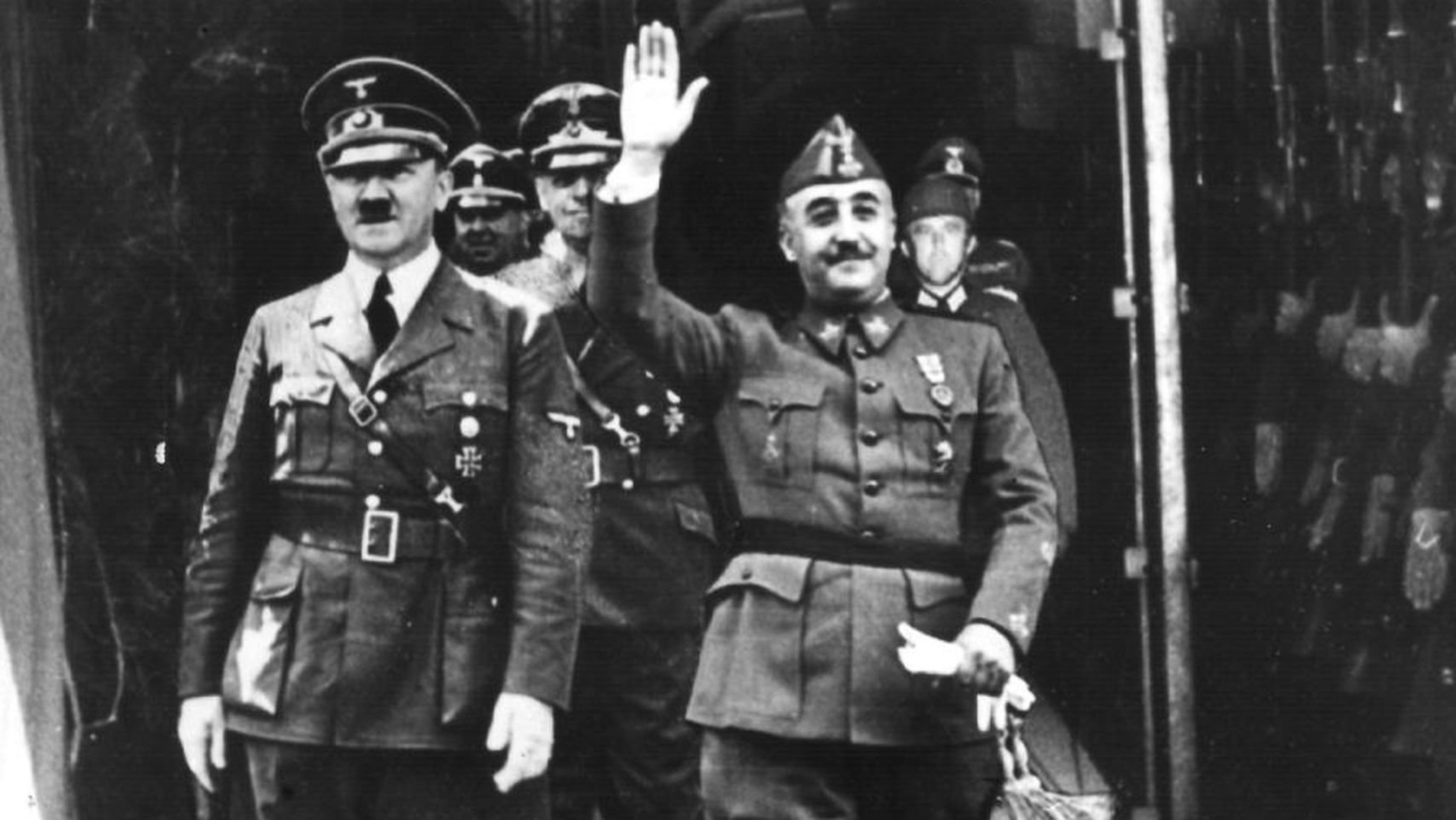 La momia del dictador Franco, a punto de descubrir los memes de Internet