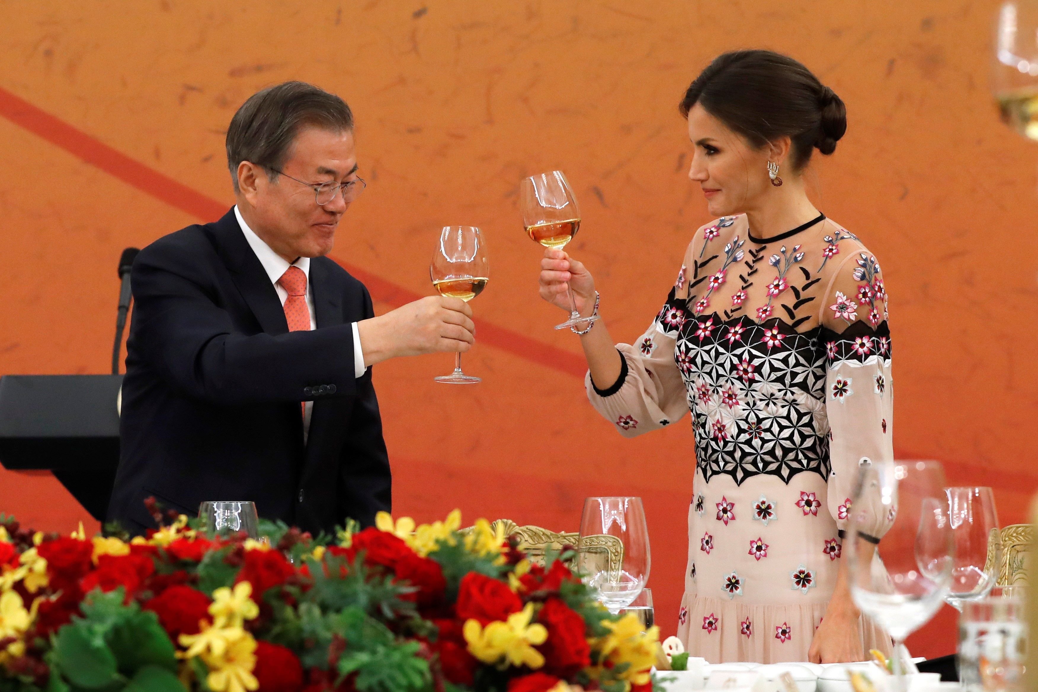 ¿Letizia, exalcohólica? Brindis de Estado en Corea y hace este ridículo