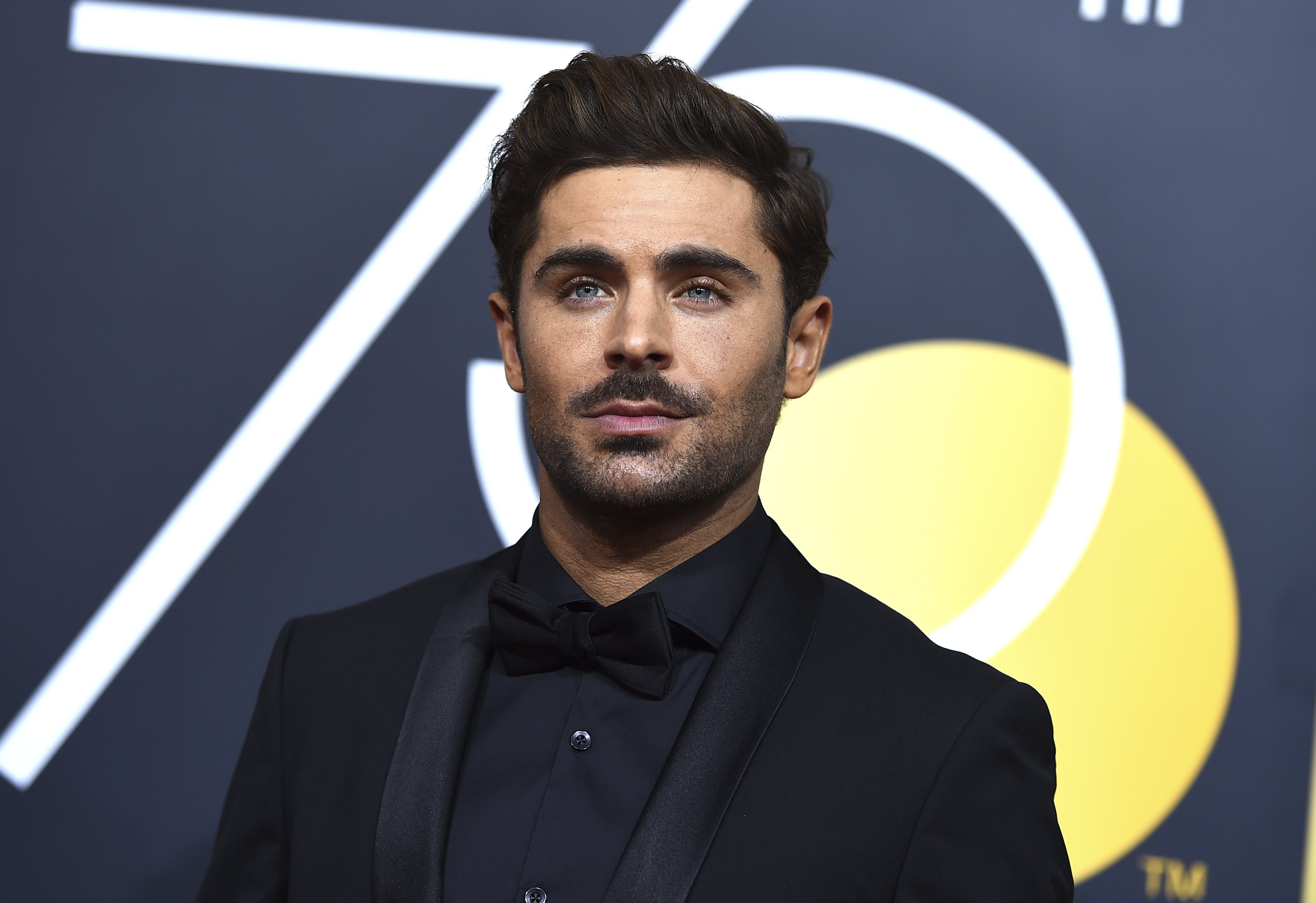 Zac Efron a una sauna escalfa el debat: està ensenyant el penis?