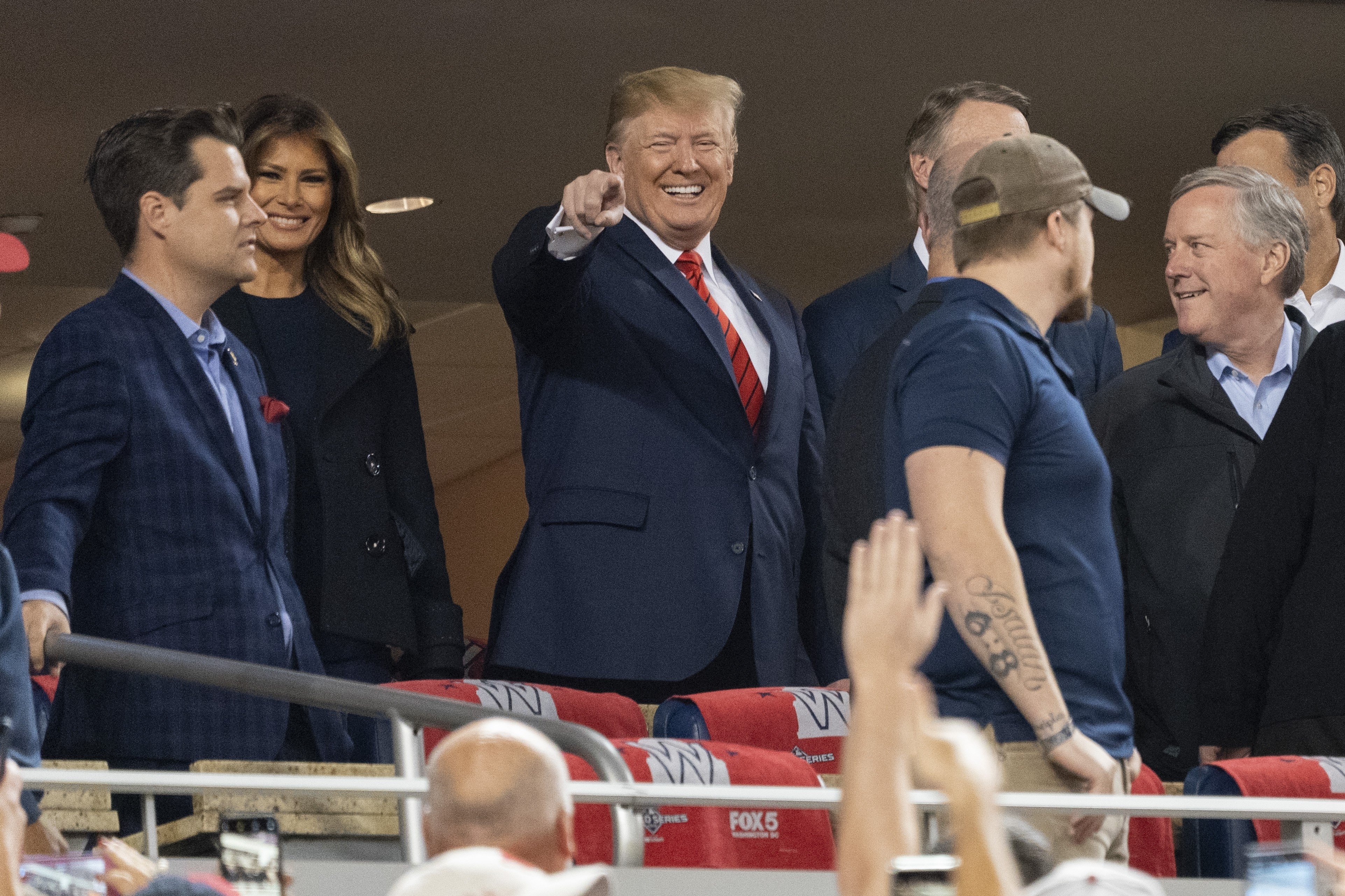 Un presentador es peta de riure en directe amb la darrera bajanada de Trump