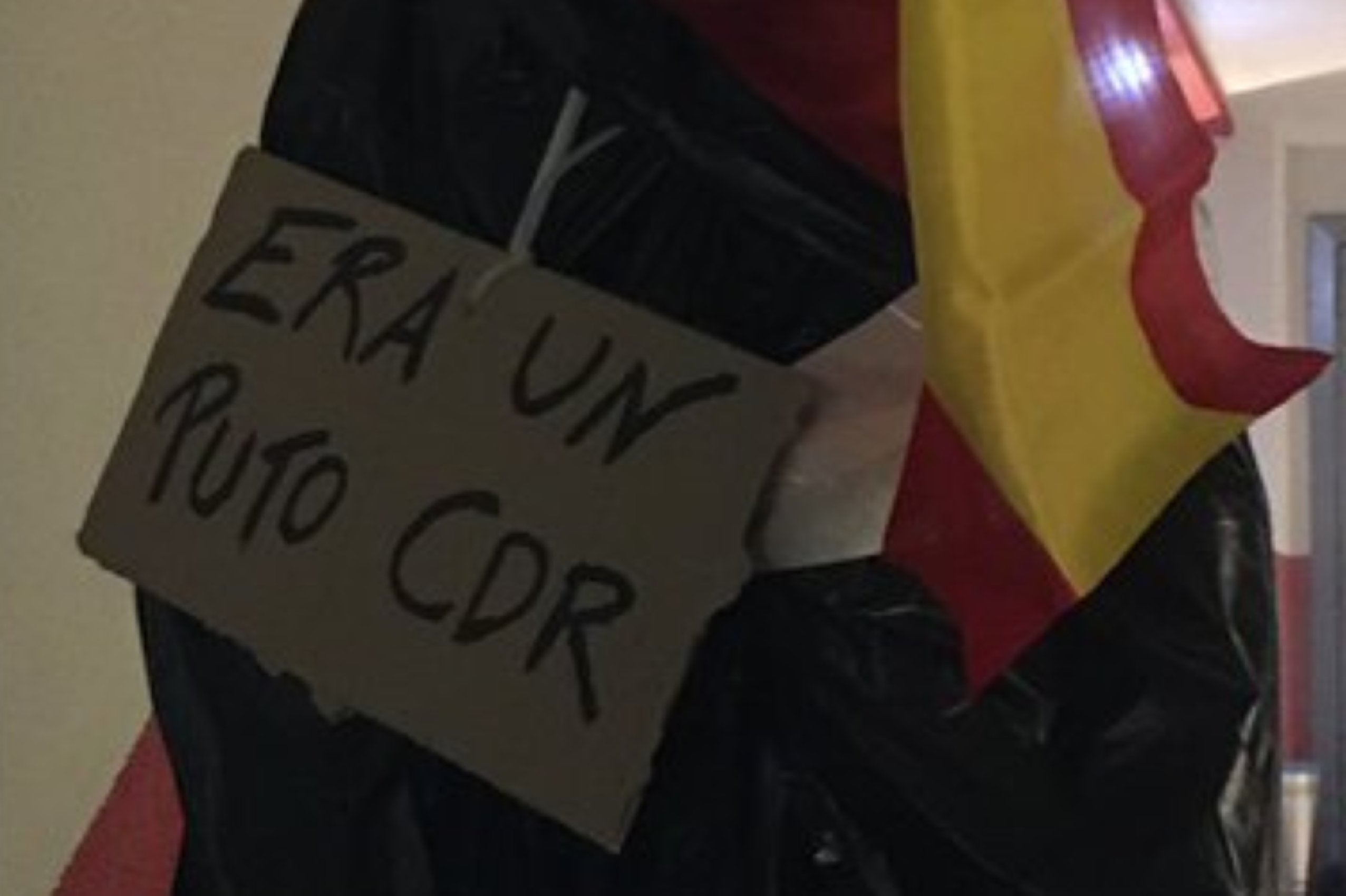 Ultras celebran Halloween colgando a un "puto CDR": el centro, indignado