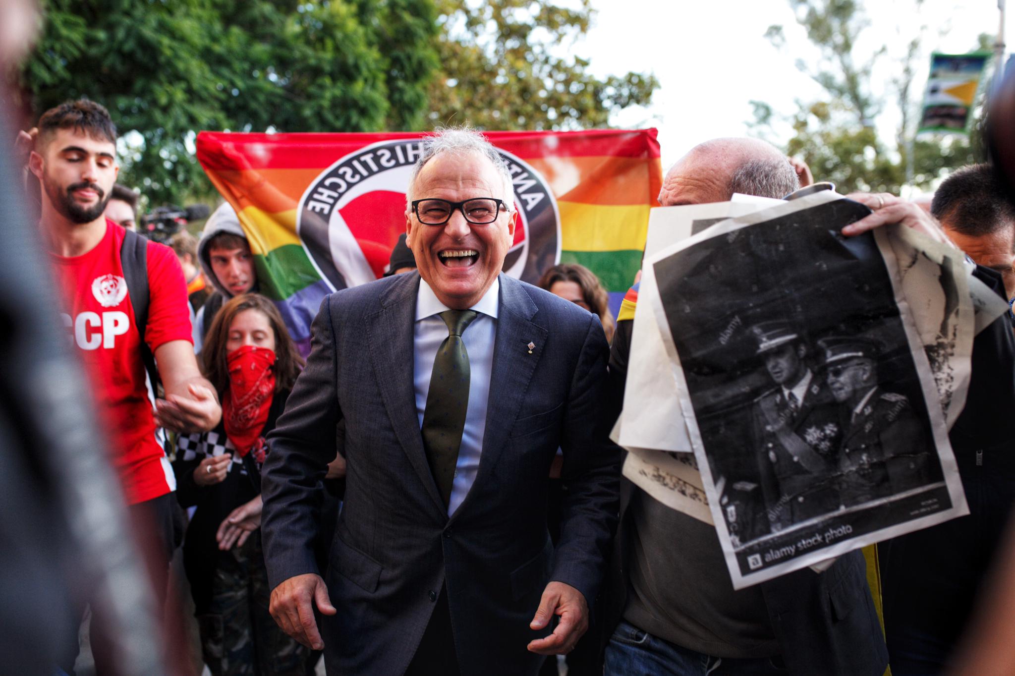 Josep Bou del PP arriba a les mans amb antimonàrquics i arrenca pancartes