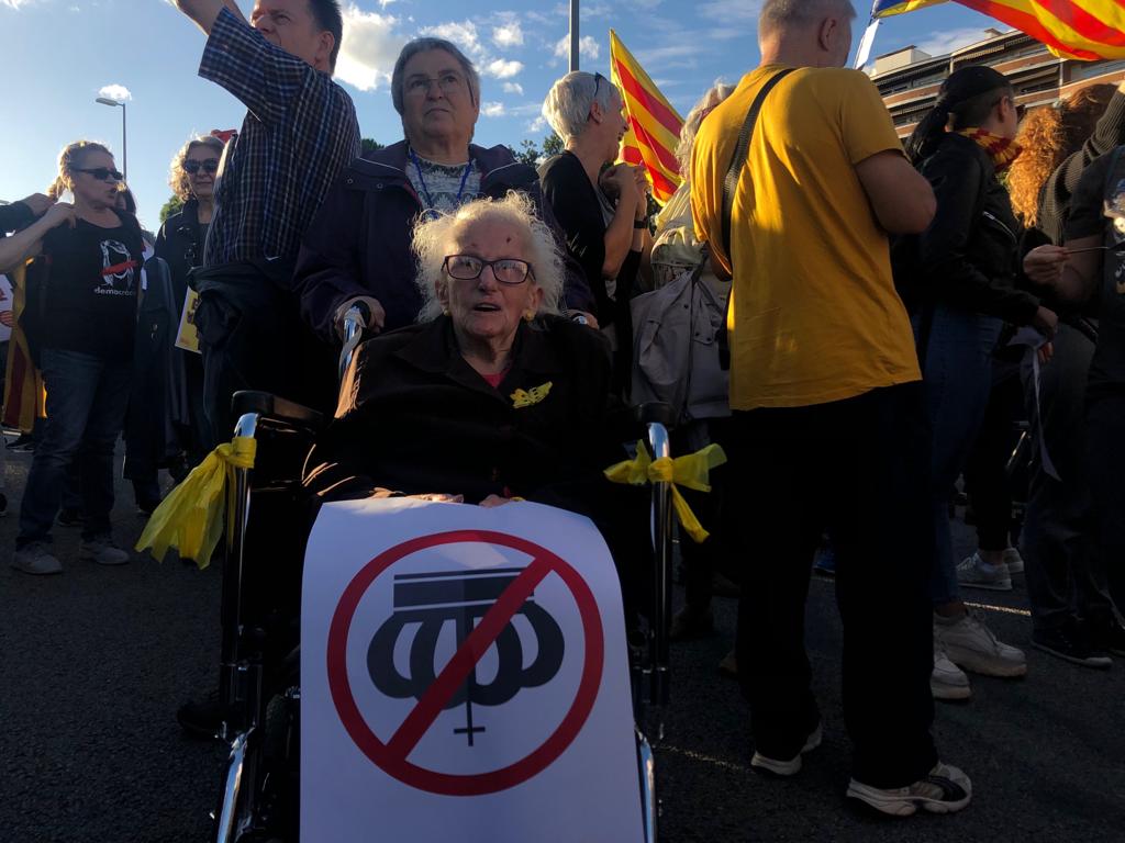 El repugnante periodista que llama a la manifestante de 96 años: "mascota indepe"