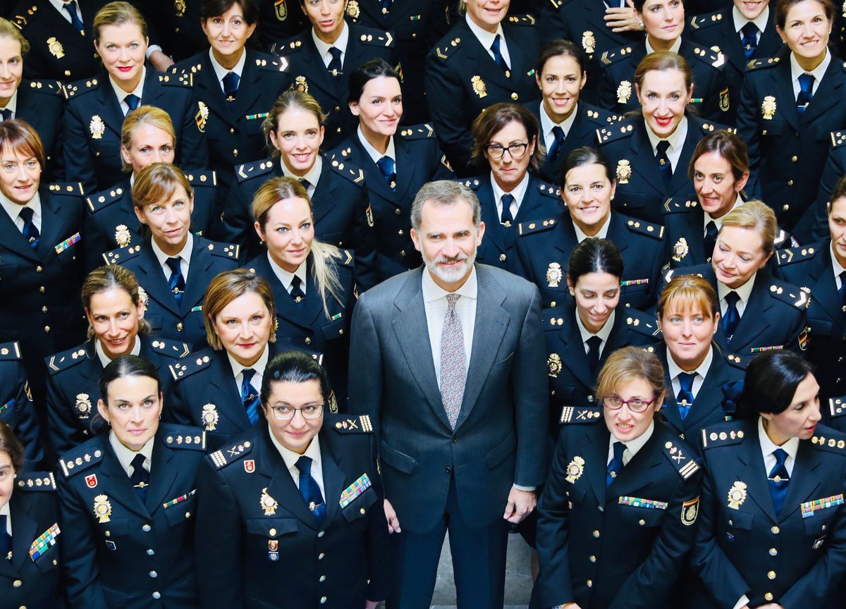 Felip se'n riu de Catalunya: l'endemà va a fer-se fotos amb la policia