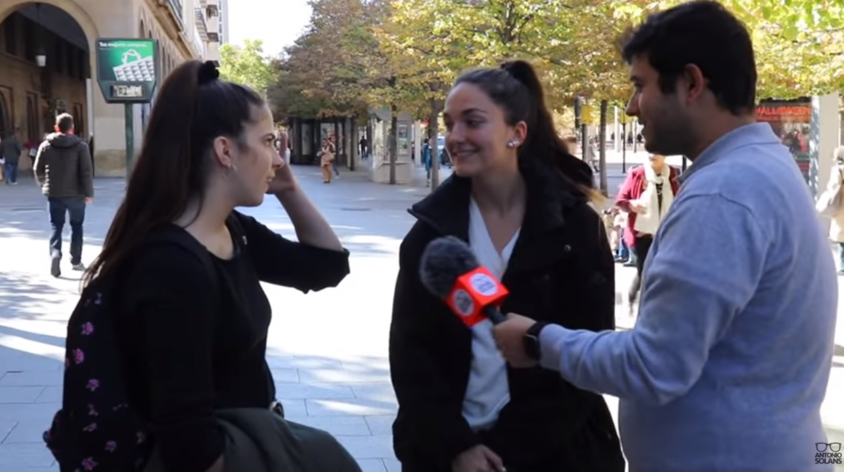 “Hostia, Lucía”: hilarant vídeo viral d’una noia descobrint que l’amiga vota Vox