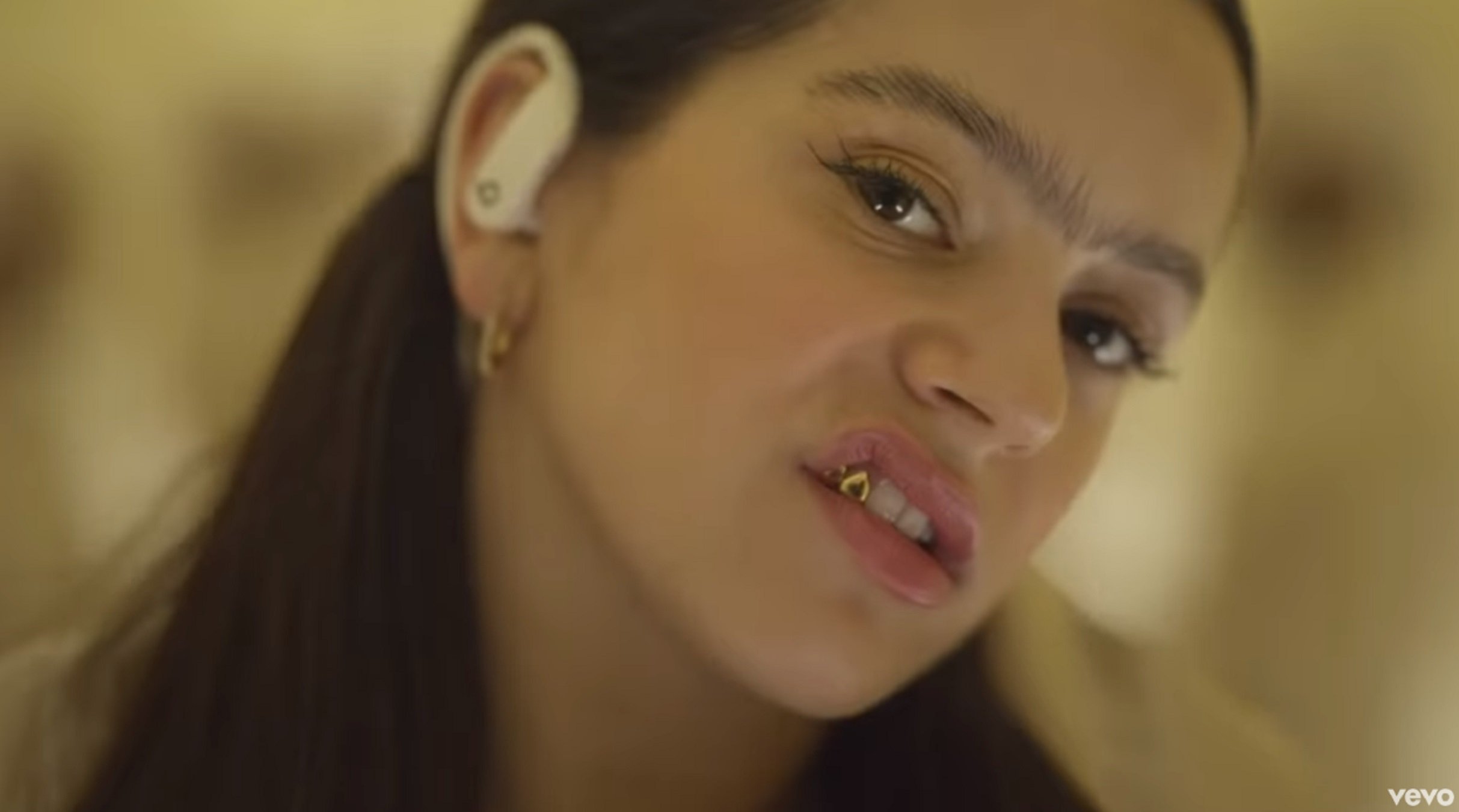 Locura con el nuevo vídeo de Rosalía, con entrecejo 'Frida Kahlo' y dientes de oro