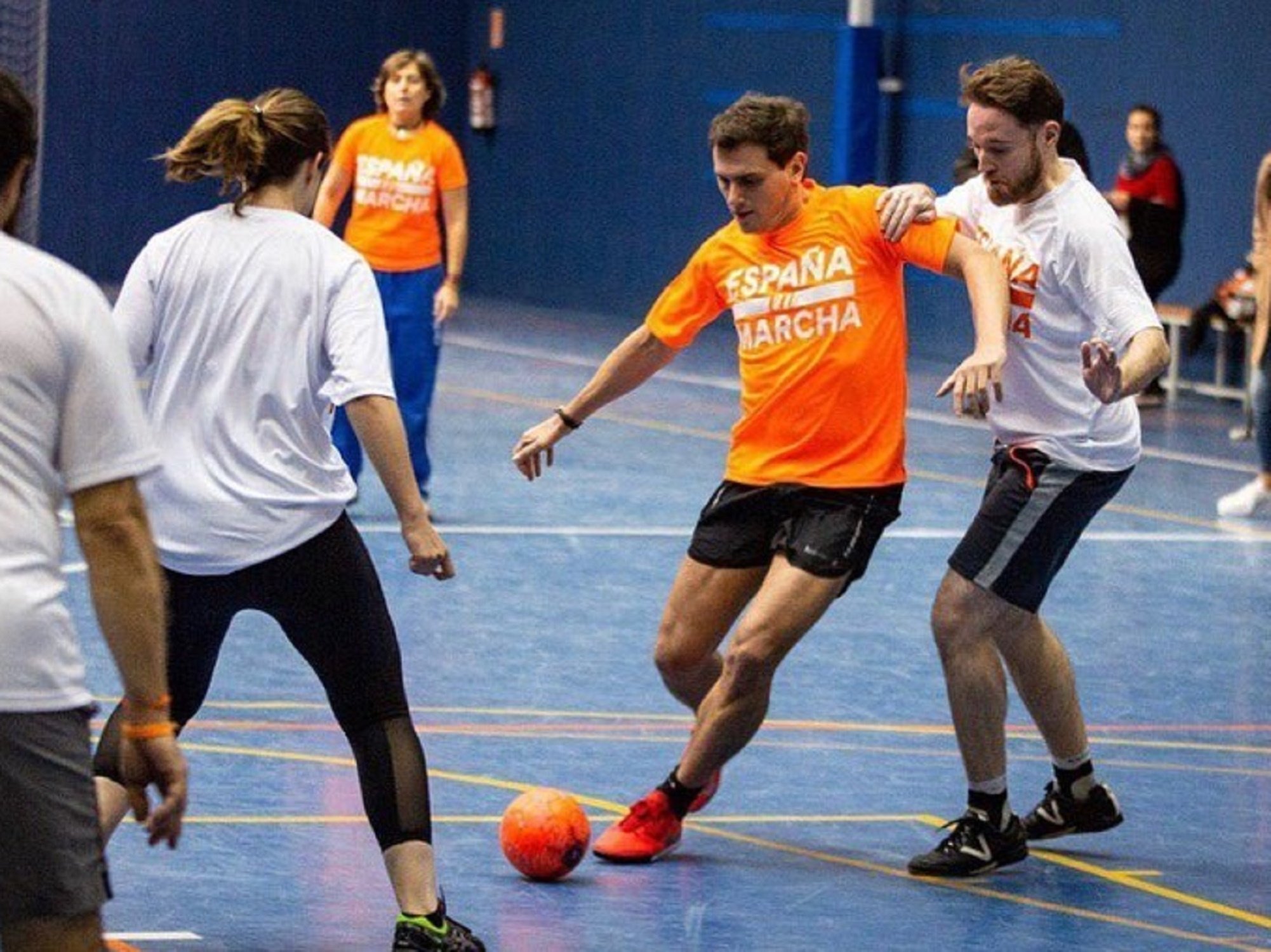 VÍDEO. Enésimo paripé de Rivera, ahora jugando a fútbol sala: "Eres como Mortadelo"