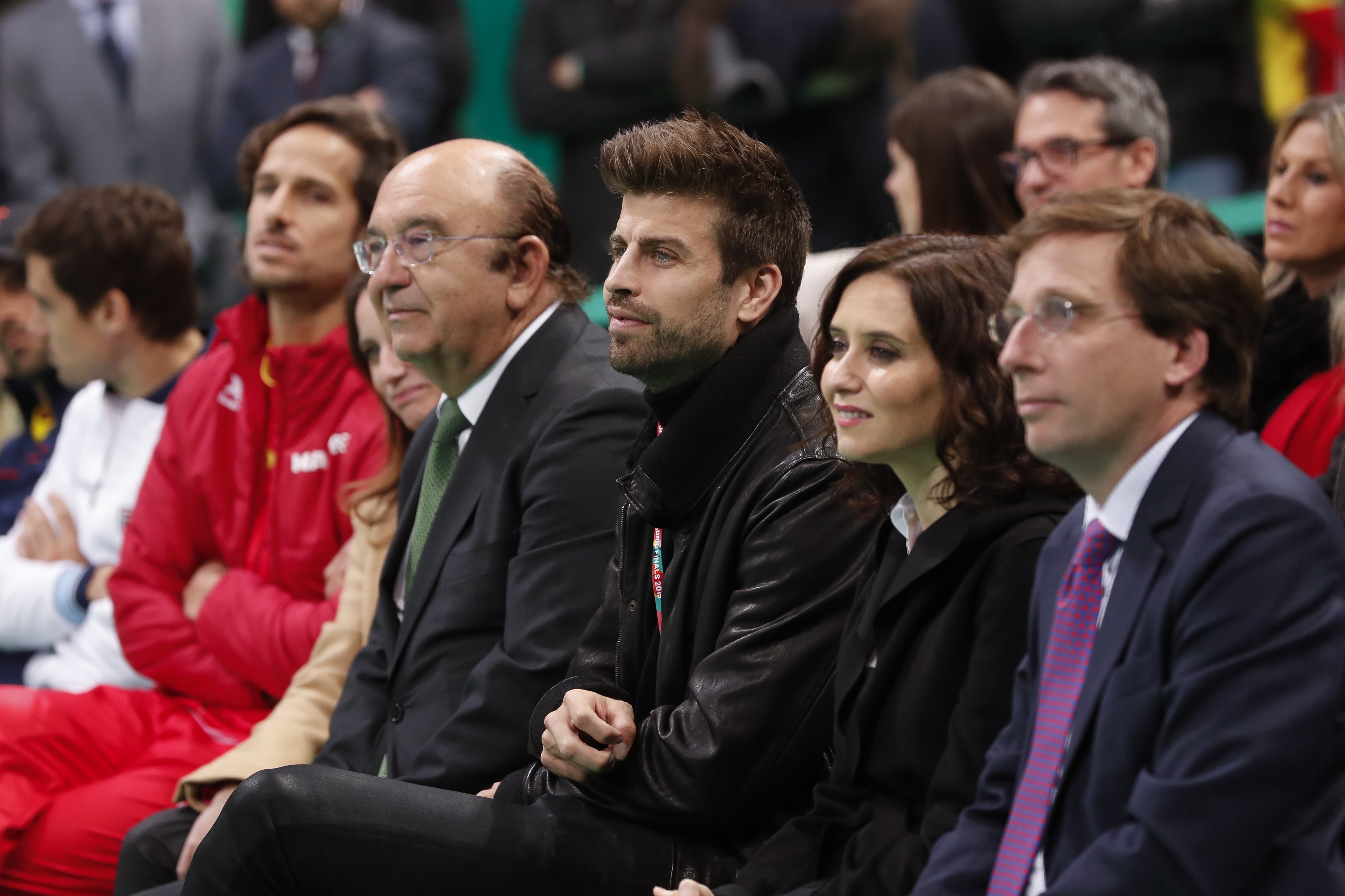 La cara de asco de Ortega Smith con Gerard Piqué, promocionando su Copa Davis