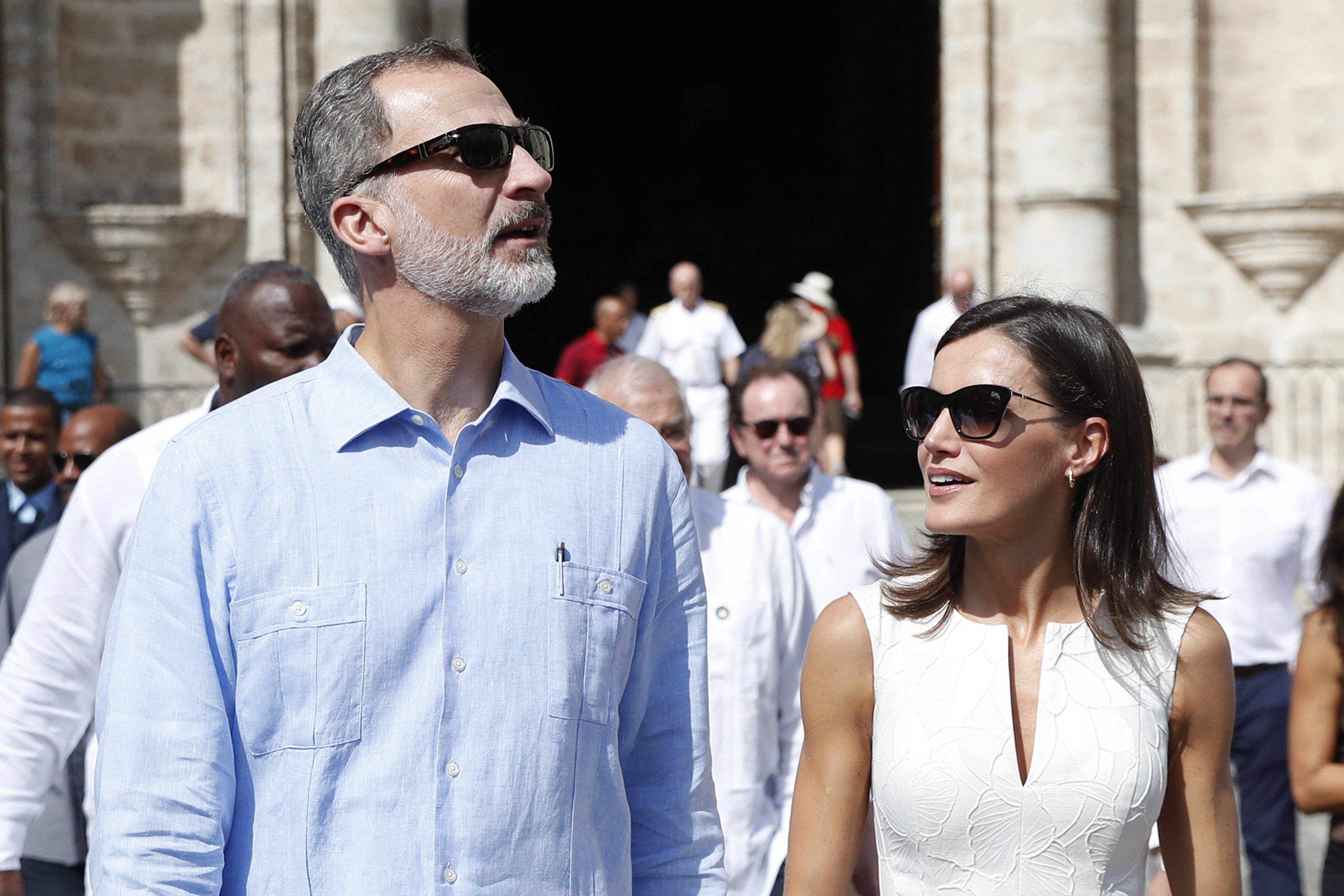 Felipe guiri en Cuba, camisa por fuera, boli de bolsillo y Letizia Terminator