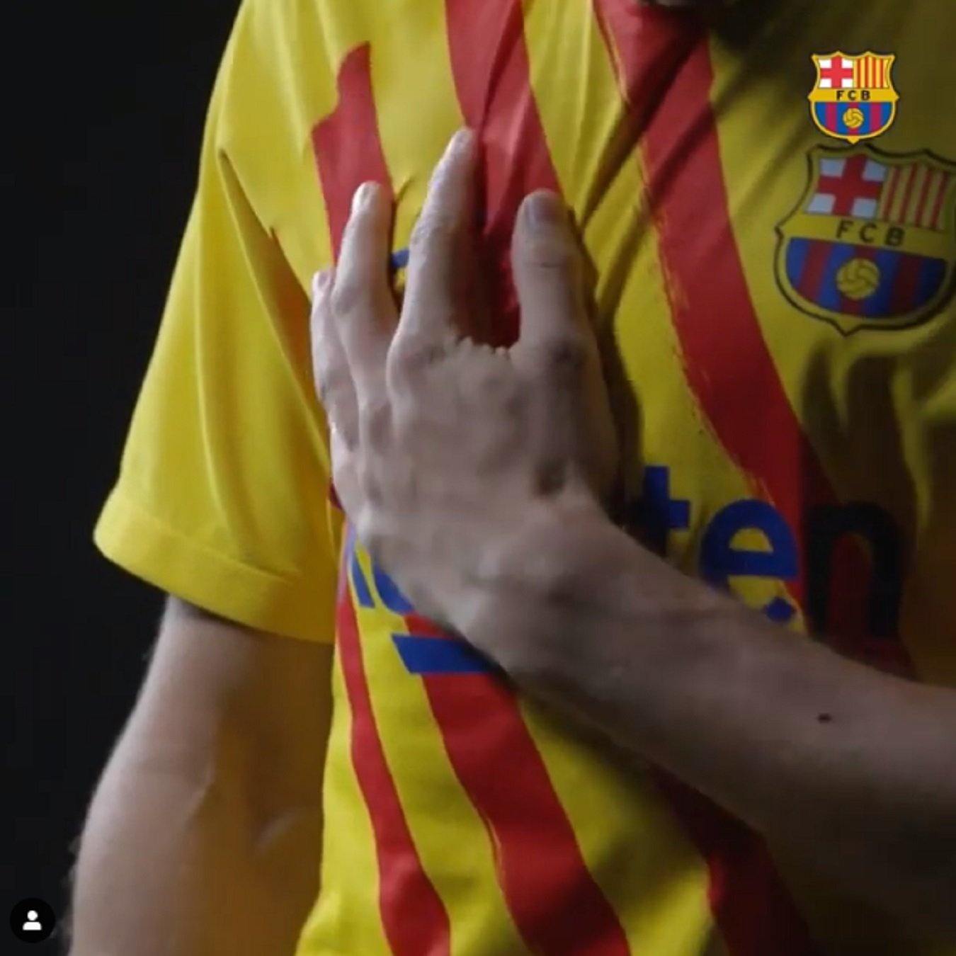 Un jugador del Barça hace suya la senyera y recibe odio: "Payaso separatista"