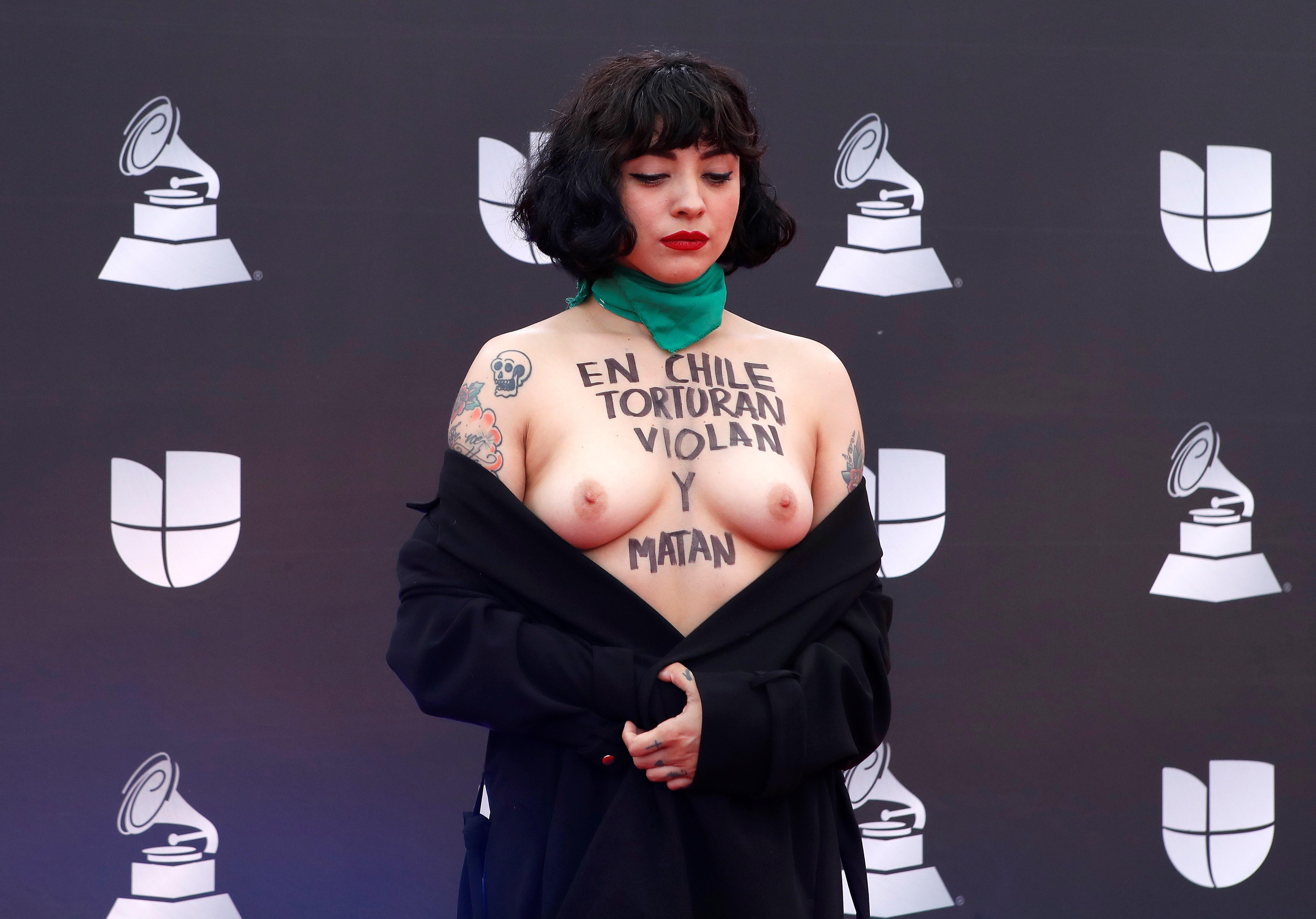 Envidia indepe al ver a la "Rosalía chilena" enseñando pechos en los Grammy