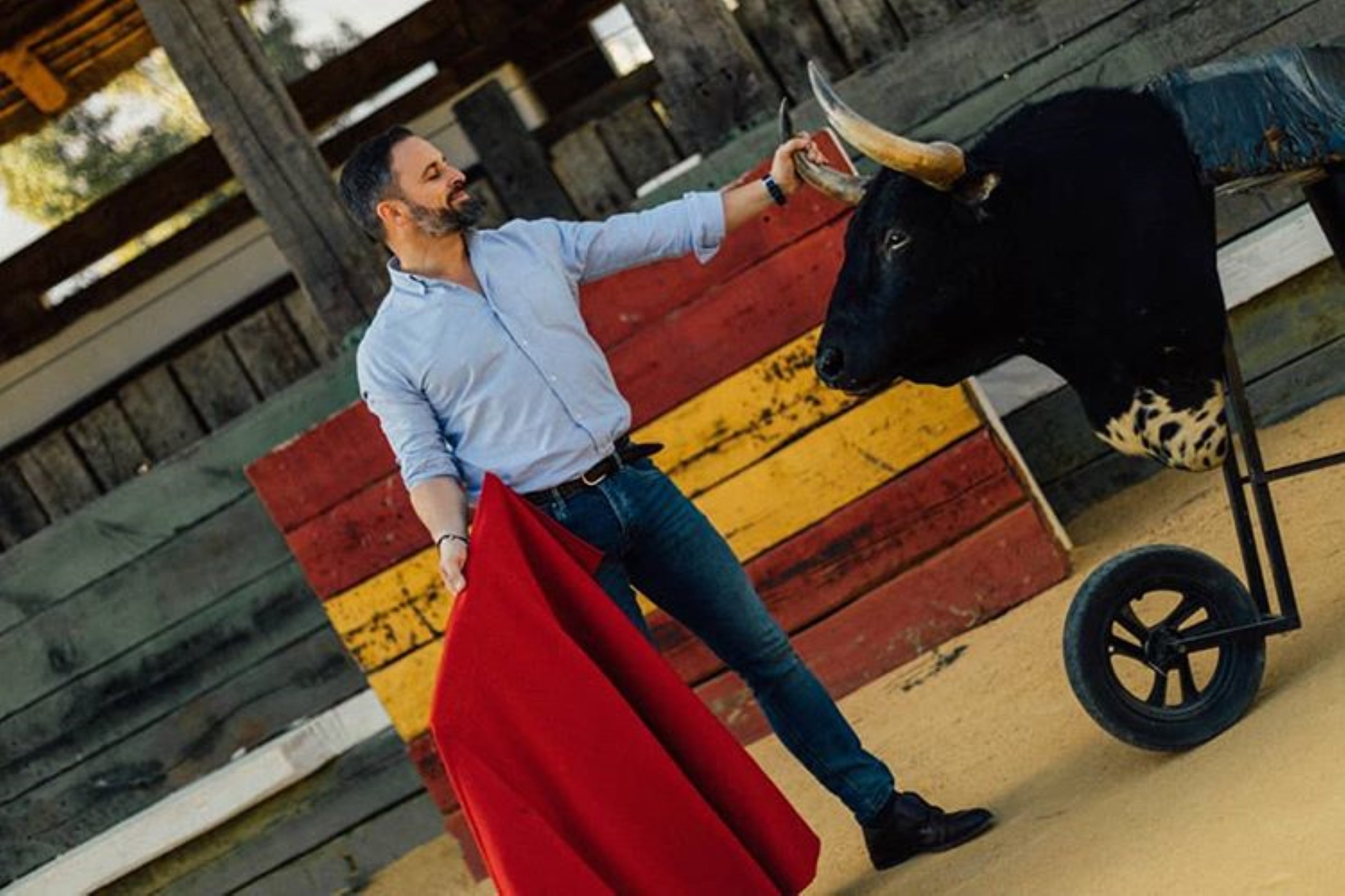 El diari de Pedro Jota, enamorat del "toro" Abascal: la xarxa bull