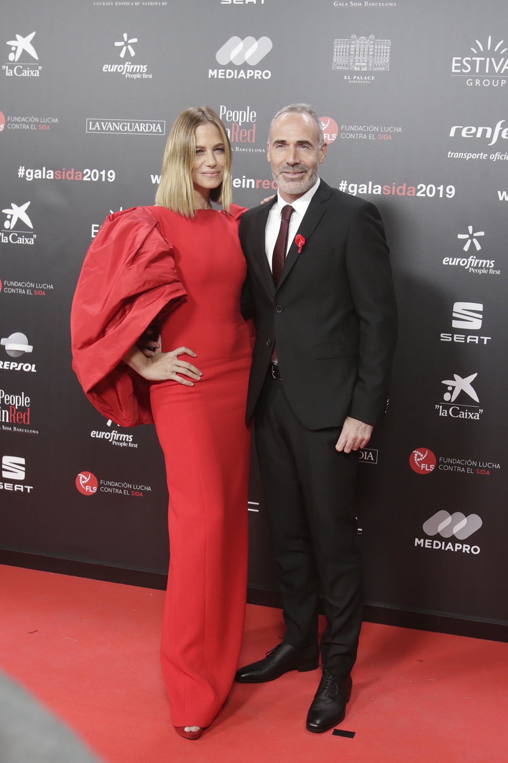 Glamour y solidaridad en Barcelona: famosos en la alfombra roja de la gala del sida