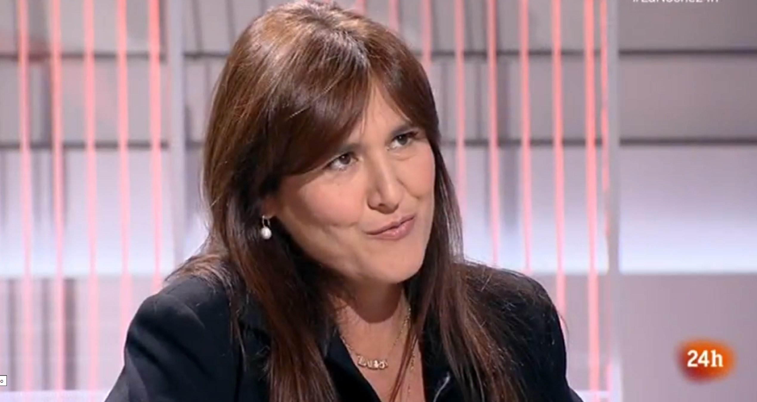 Maravilloso zasca de Laura Borràs tapando la boca a una tertuliana ultra en TVE