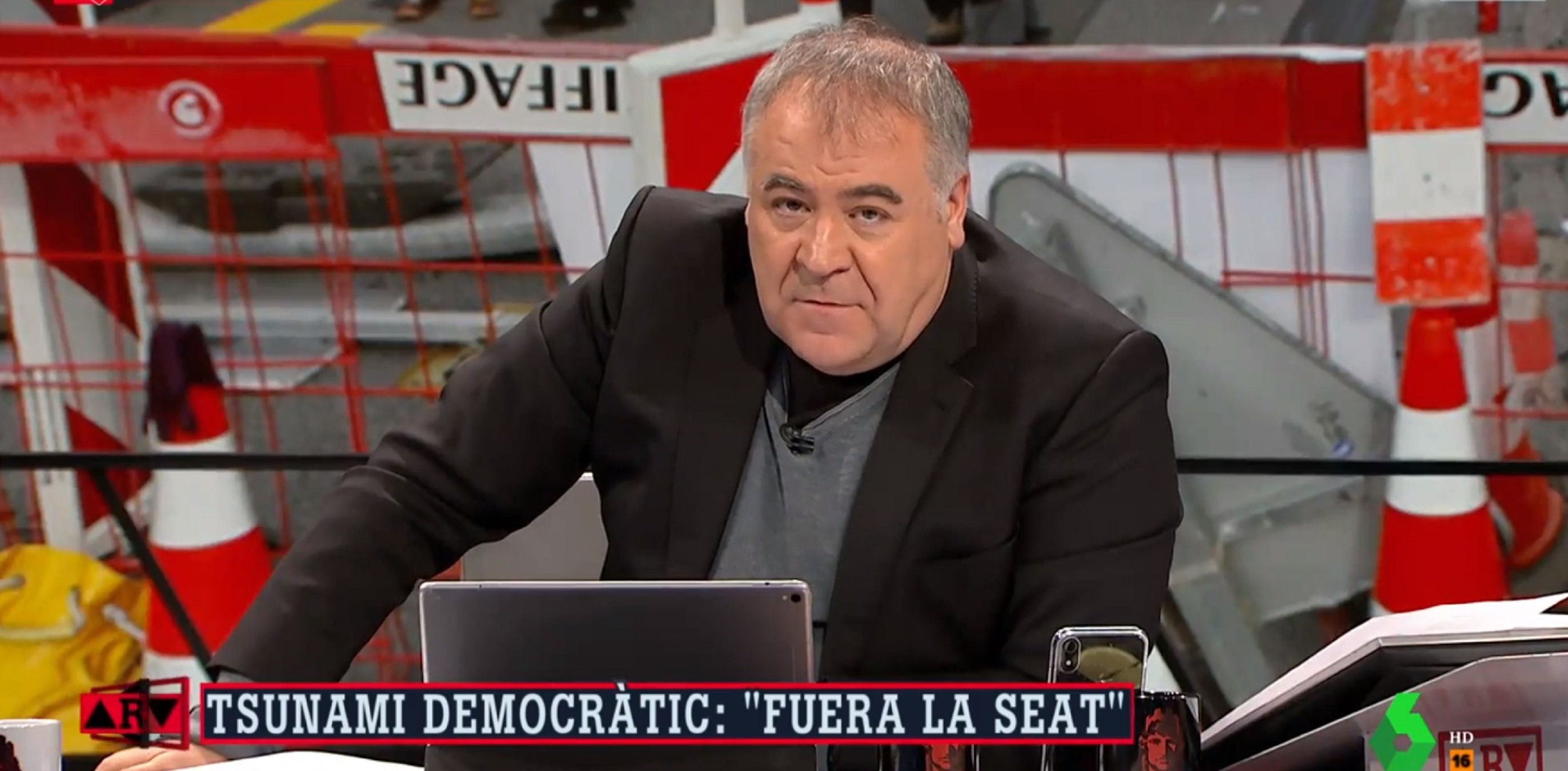 Repugnante tertuliano de Ferreras: se traga el cartel fake y vomita "Indepes nazis"