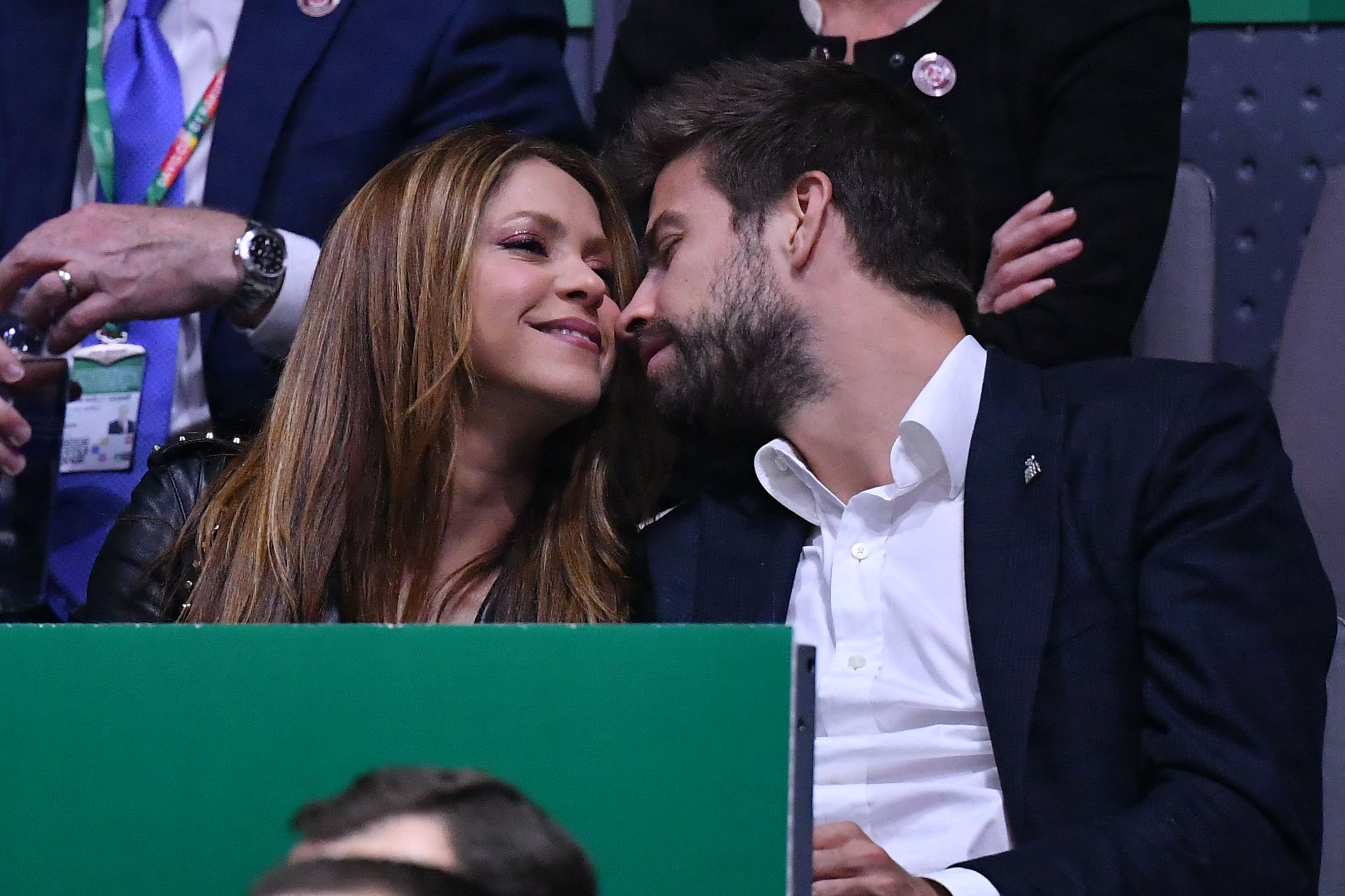 Las fotos inéditas de Shakira y Gerard Piqué morreándose: pasión en las gradas