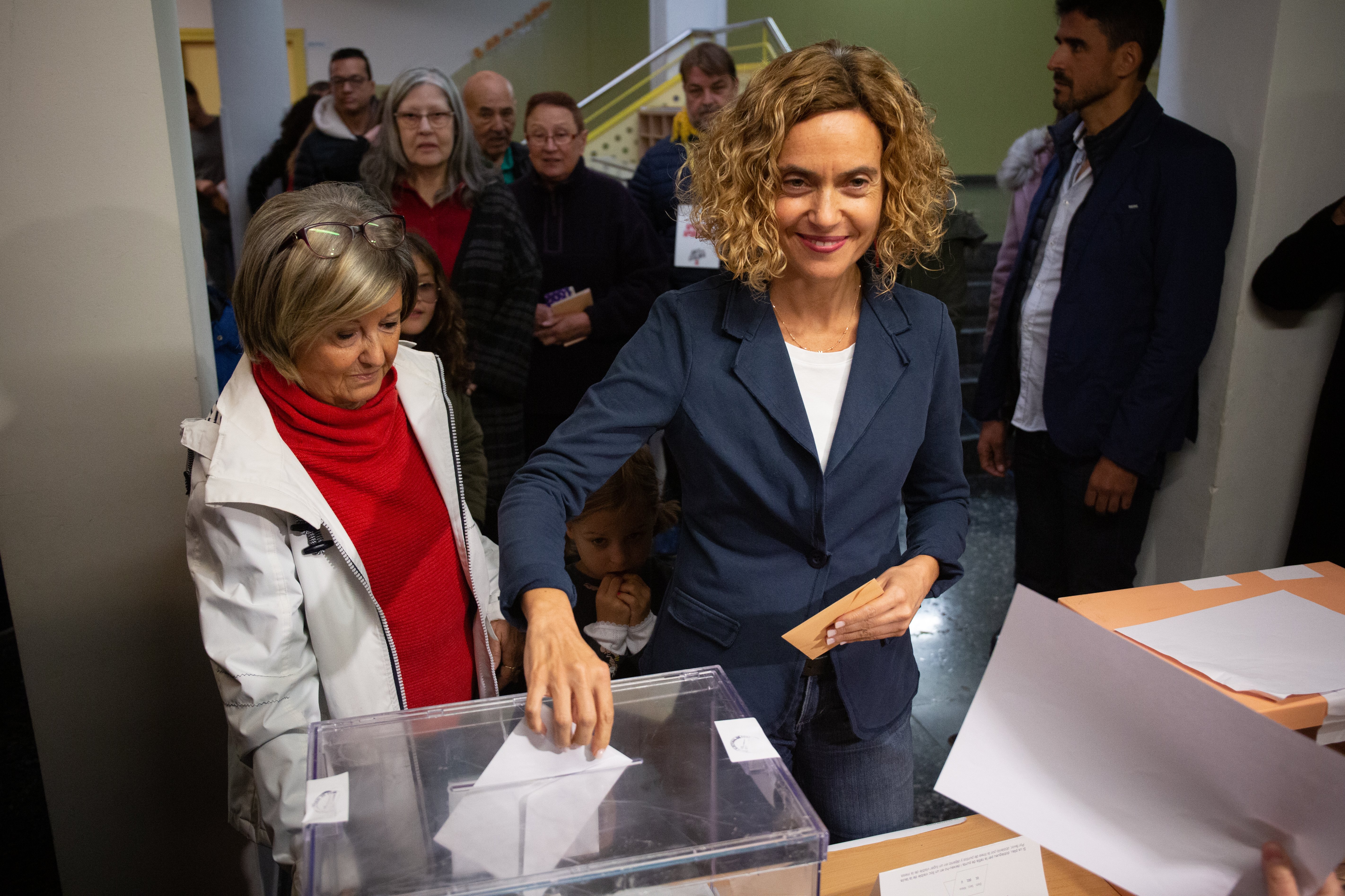 ¿Qué hace Meritxell Batet mientras vota en la consulta del PSOE? Ojo al detalle