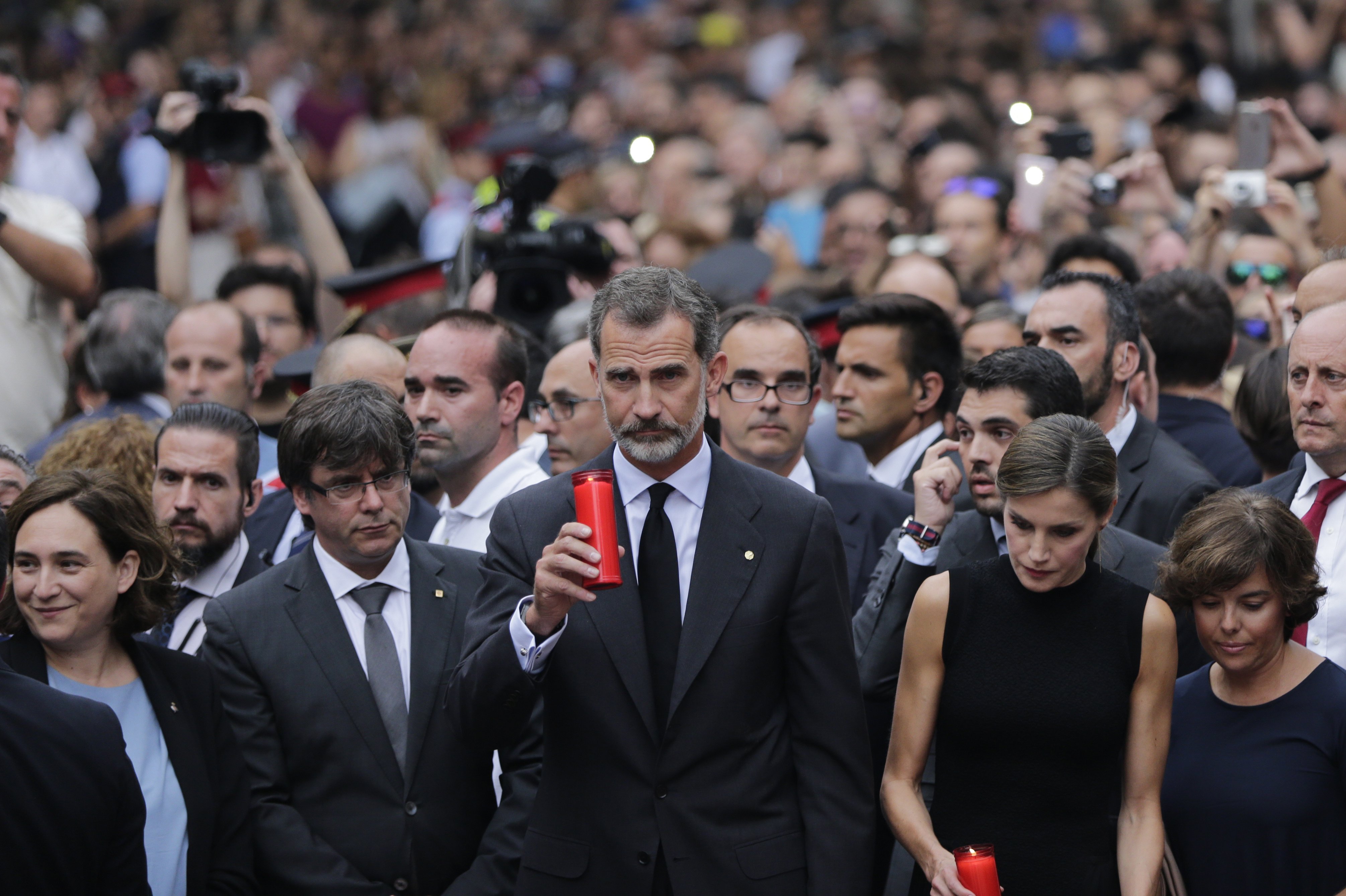 Felipe premia este artículo de ABC que une el atentado en la Rambla y el 1-O