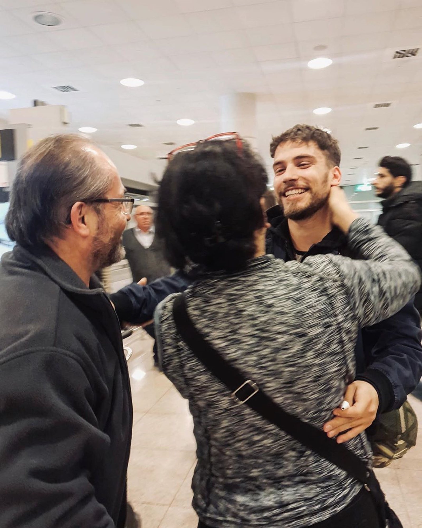 Emotivo regreso a casa de un famoso actor catalán, después de un año triunfando en Argentina