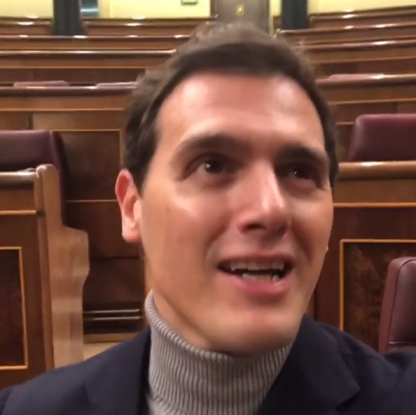 Albert Rivera se despide lloroso del Congreso y le empujan: "Que te pires coño"