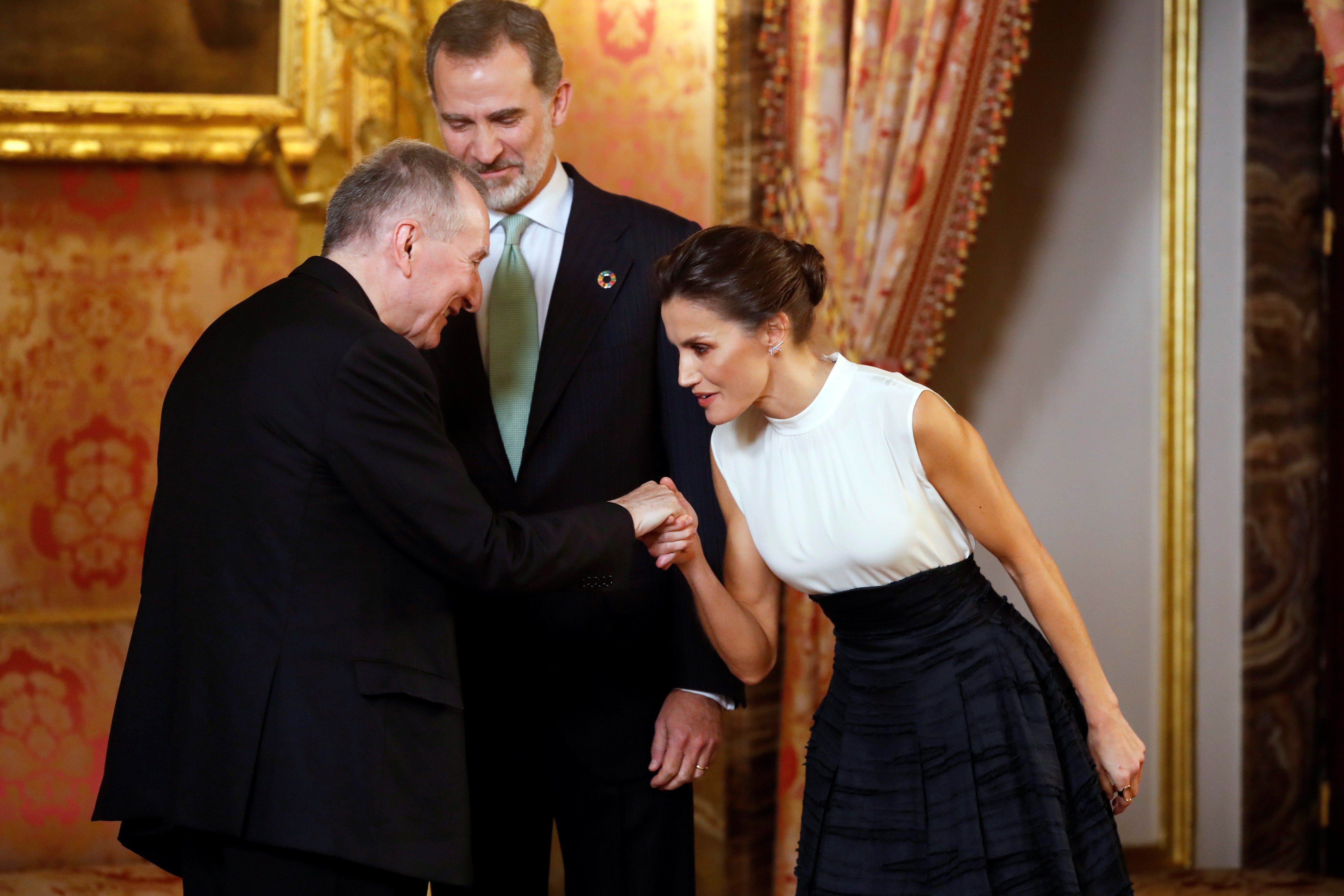 VÍDEO El gesto de Letizia bajando la cabeza cuando el iraní no le da la mano