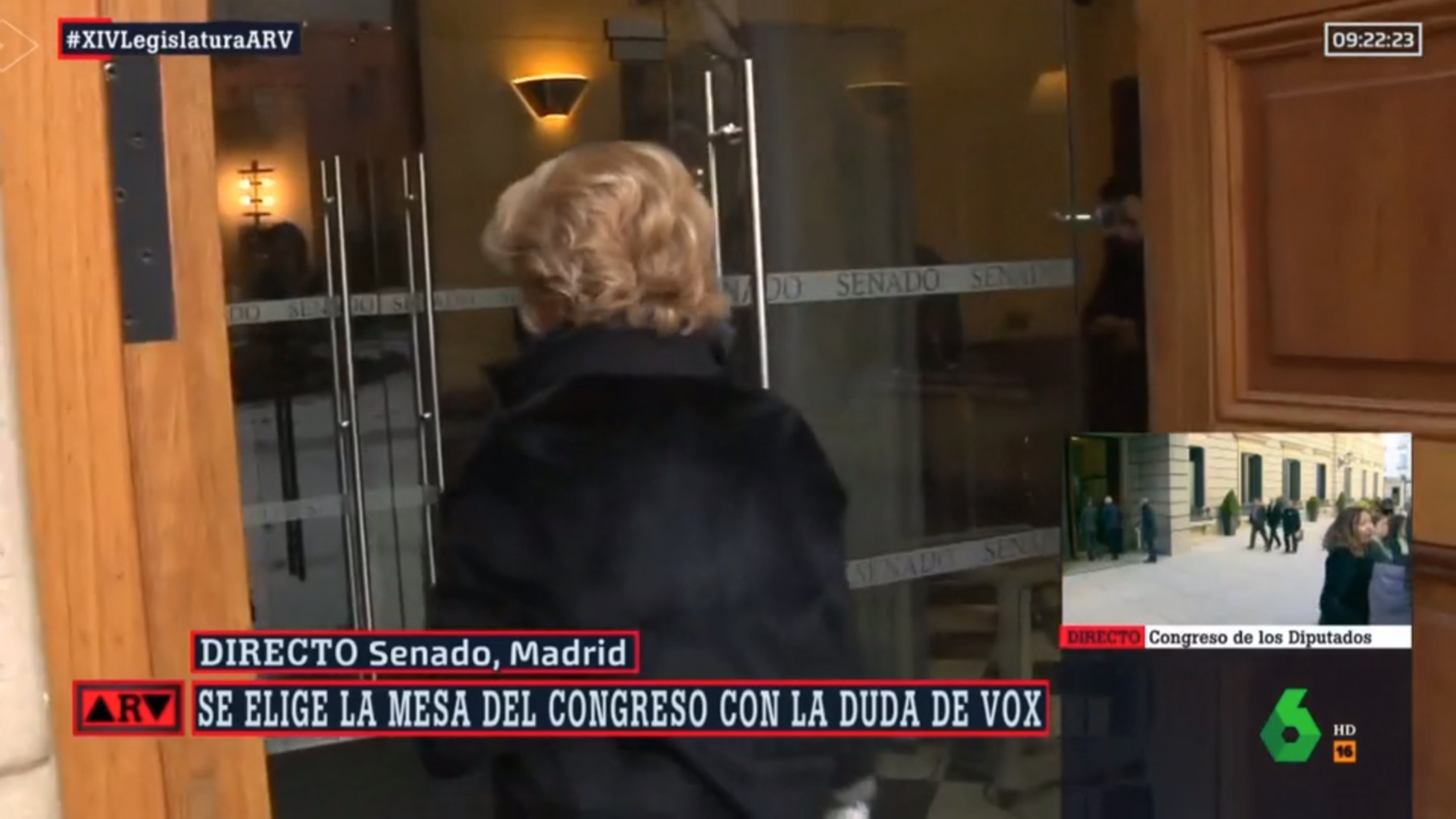 Esperanza Aguirre se come una puerta huyendo de La Sexta en el Senado: "¡Uy!"