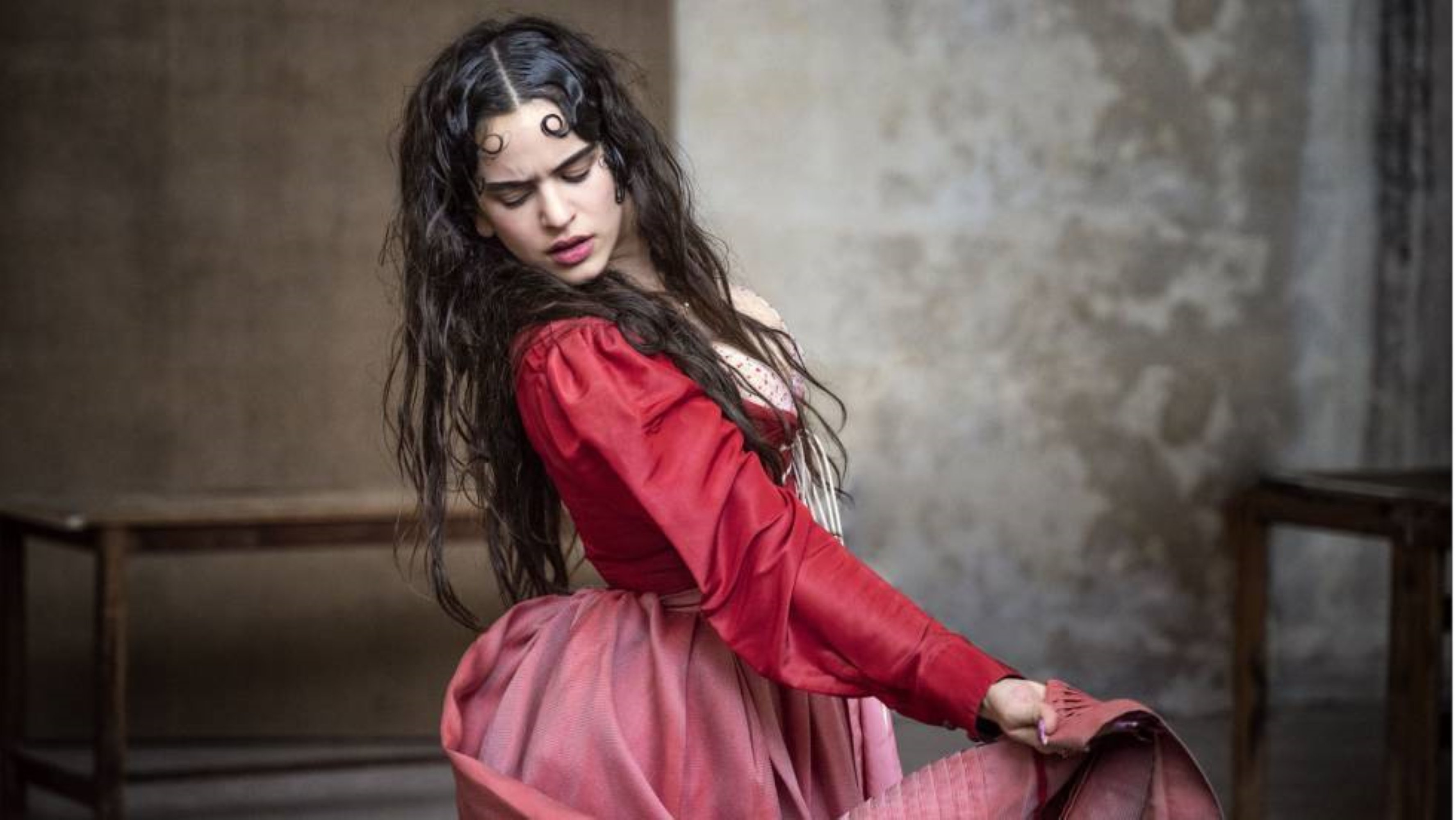 Rosalía, primera catalana que surt al calendari Pirelli: aquestes són totes les fotos