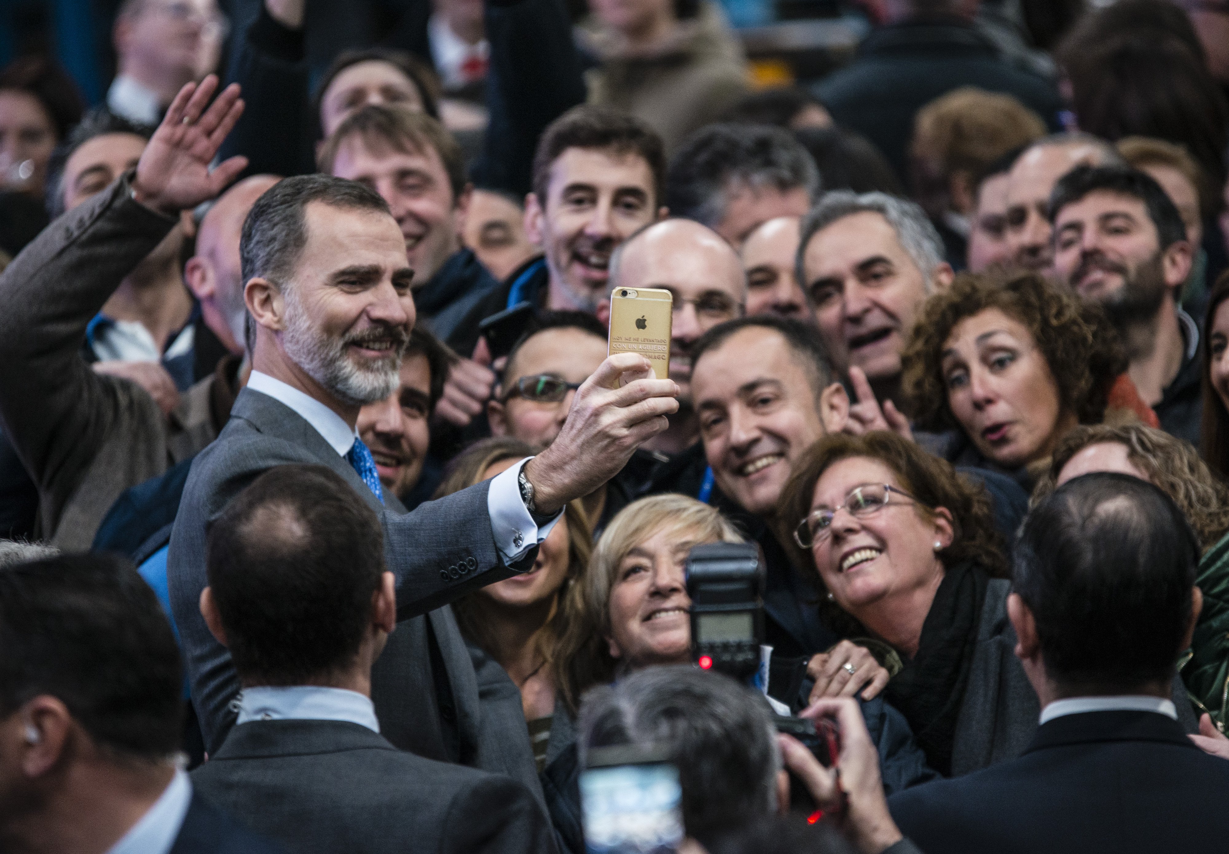 La foto que Rahola le enseña a Felipe para que vaya preparando el discurso de Nochebuena