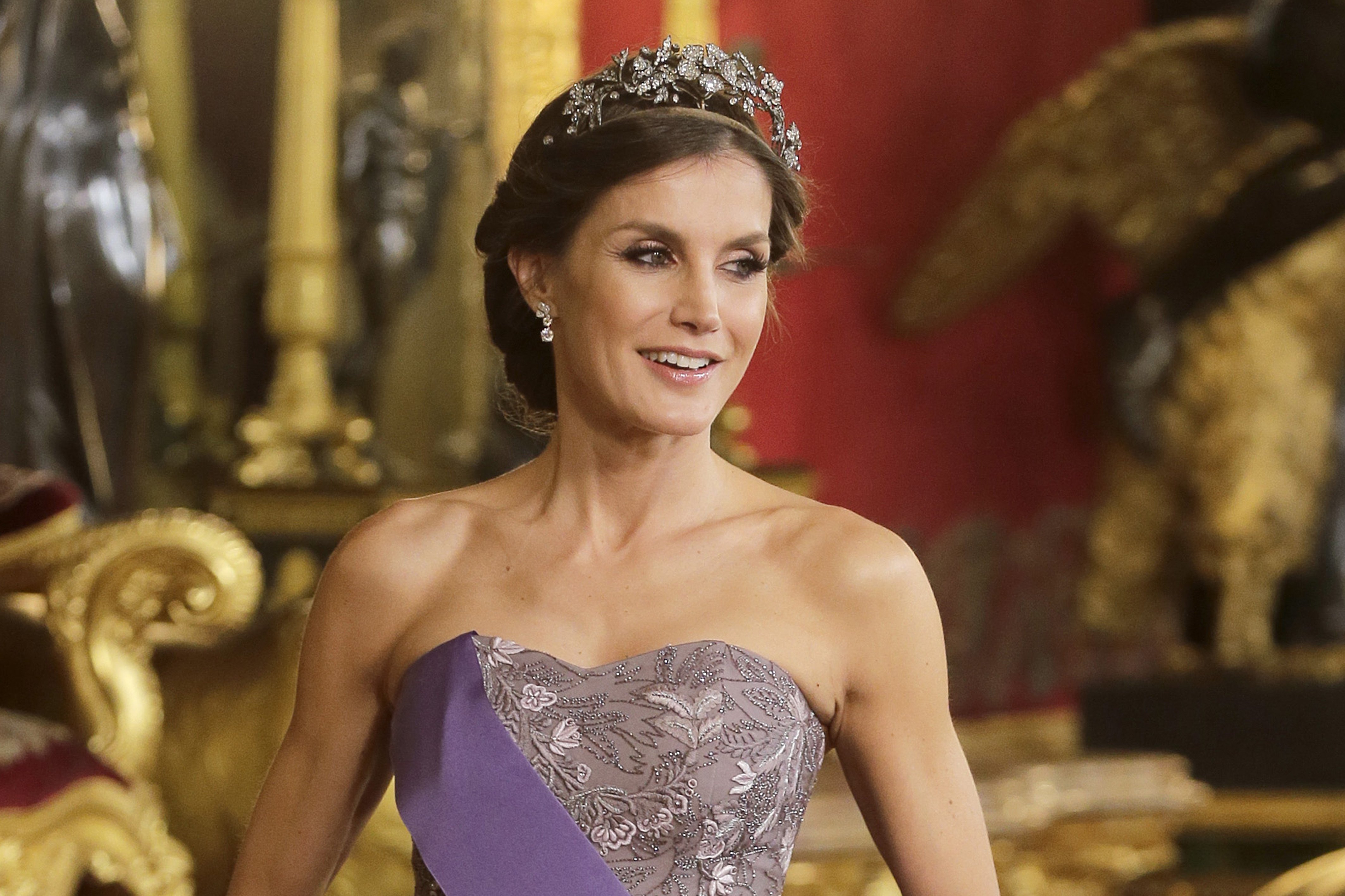 Peñafiel y el ridículo del año: Letizia se salta el protocolo para lucir cachas