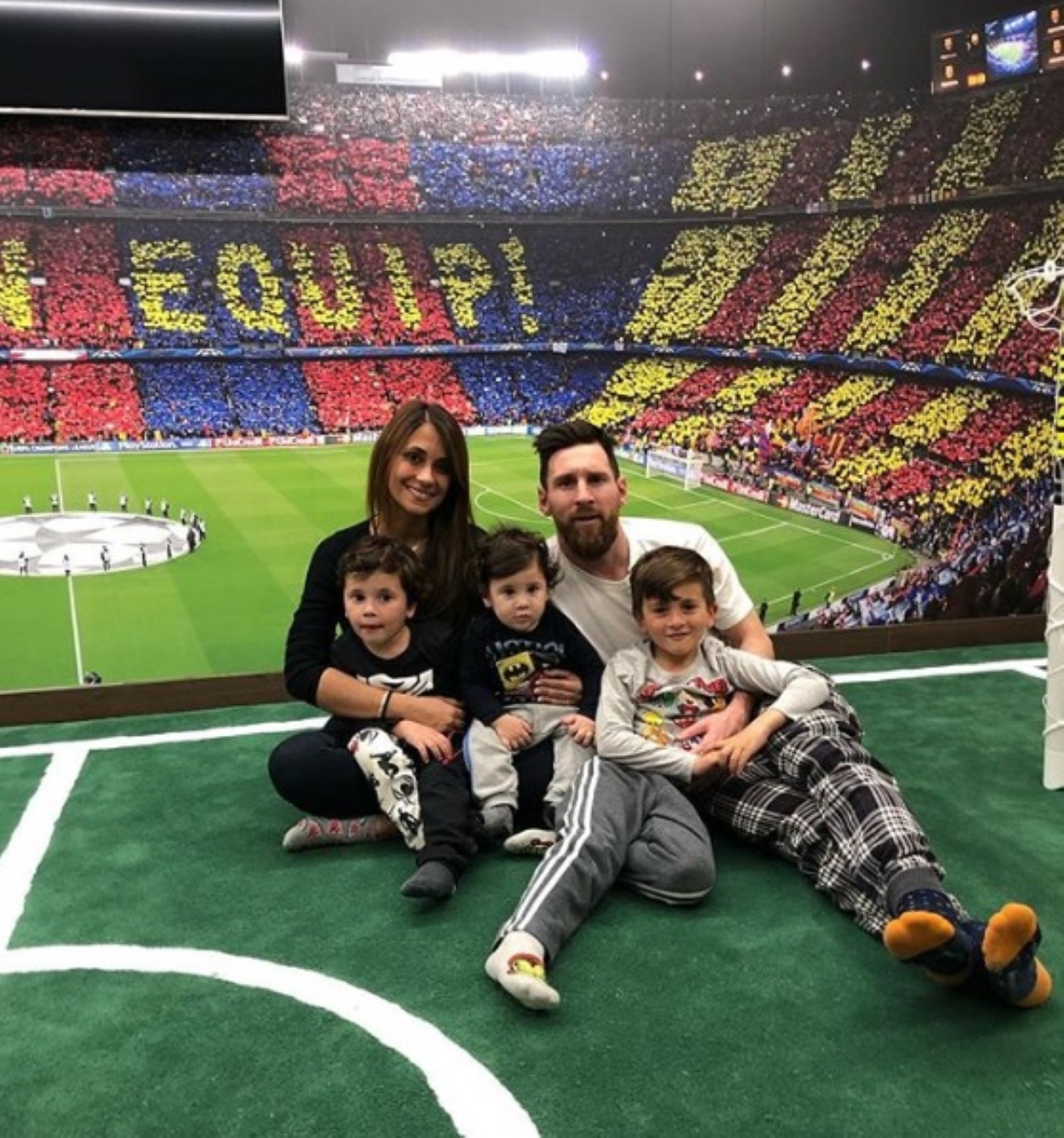 La felicitación de Navidad de los Messi: padre e hijos de uniforme y árbol despampanante