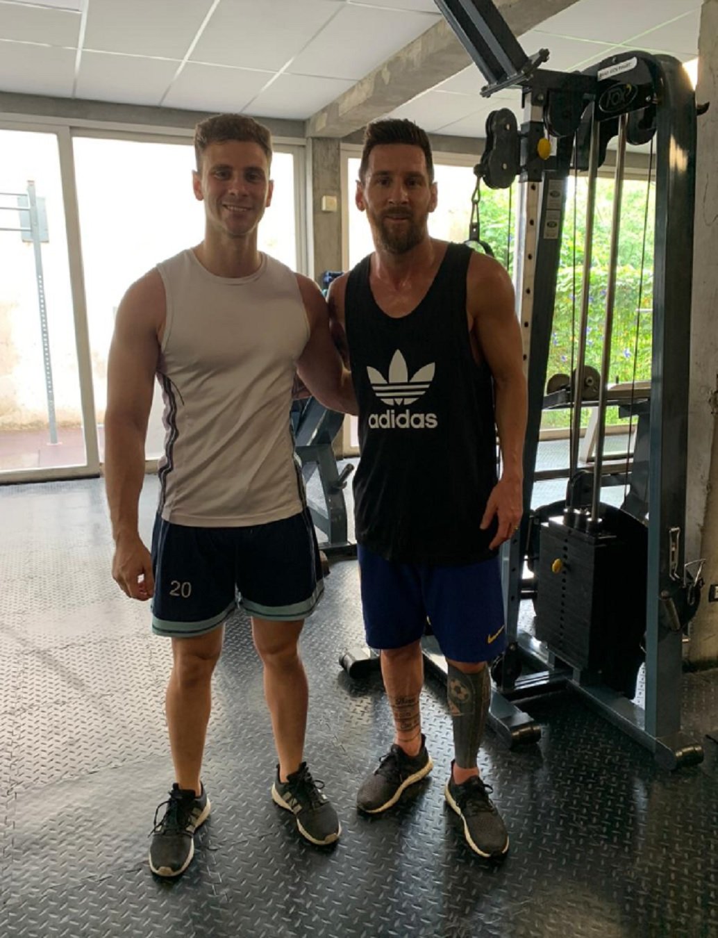 FOTO DEL AÑO Leo Messi en un gimnasio público mirando en TV goles de Messi