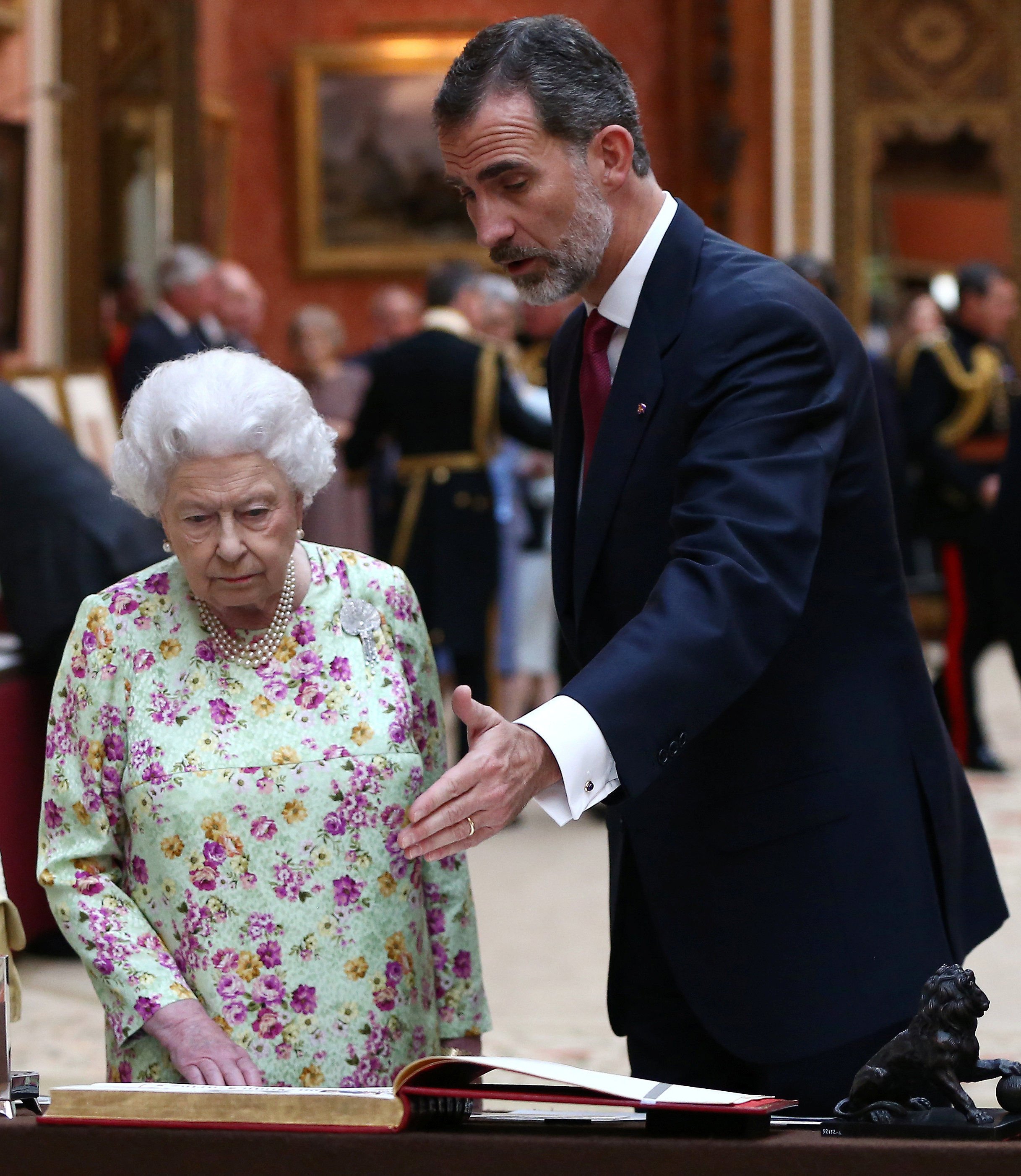 Isabel II humilla a Felipe por Navidad y Peñafiel y Eyre lo hunden por casposo