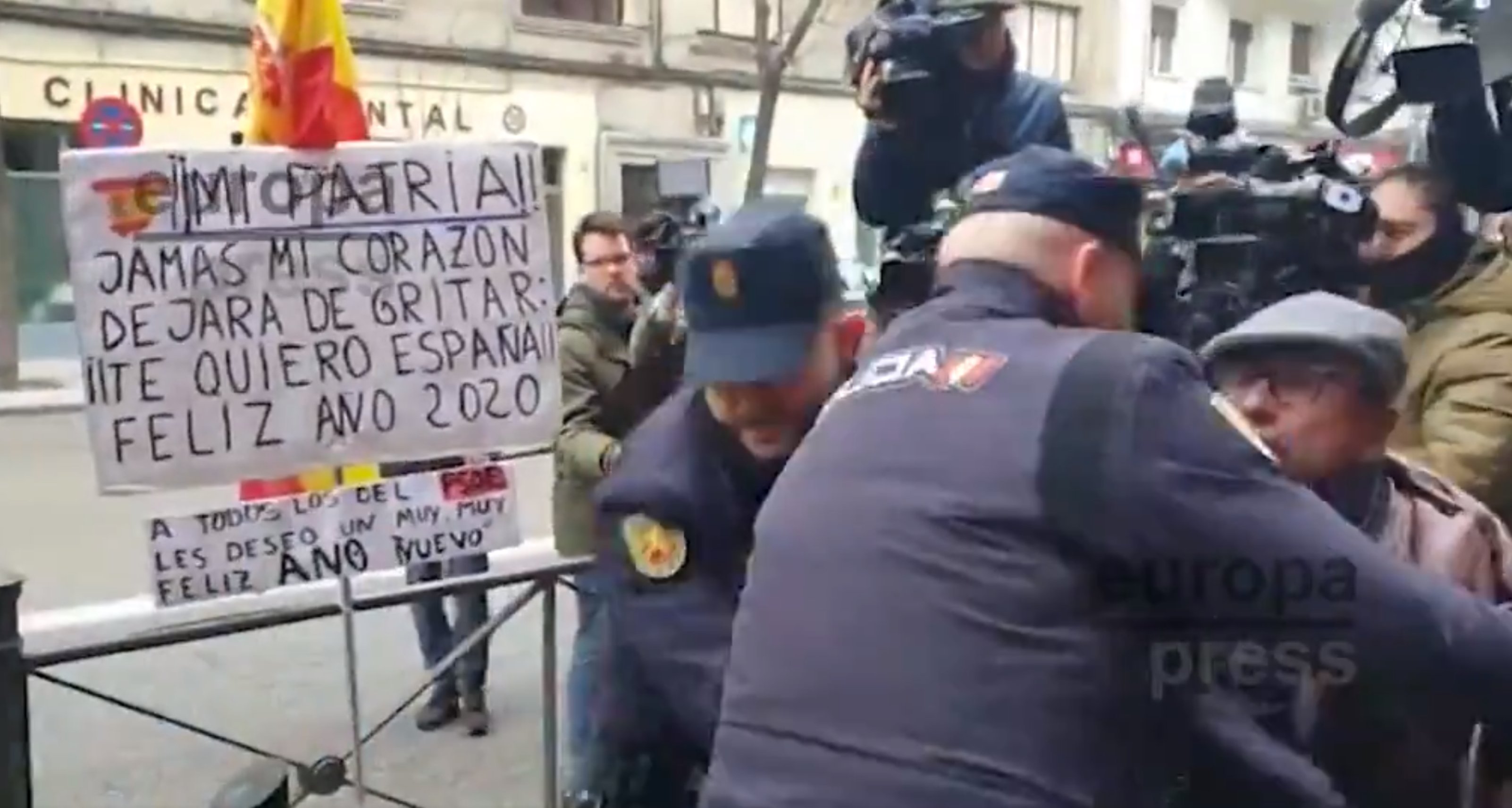 L'espanyolisme desvaria per la reducció policial d'un home a la seu del PSOE