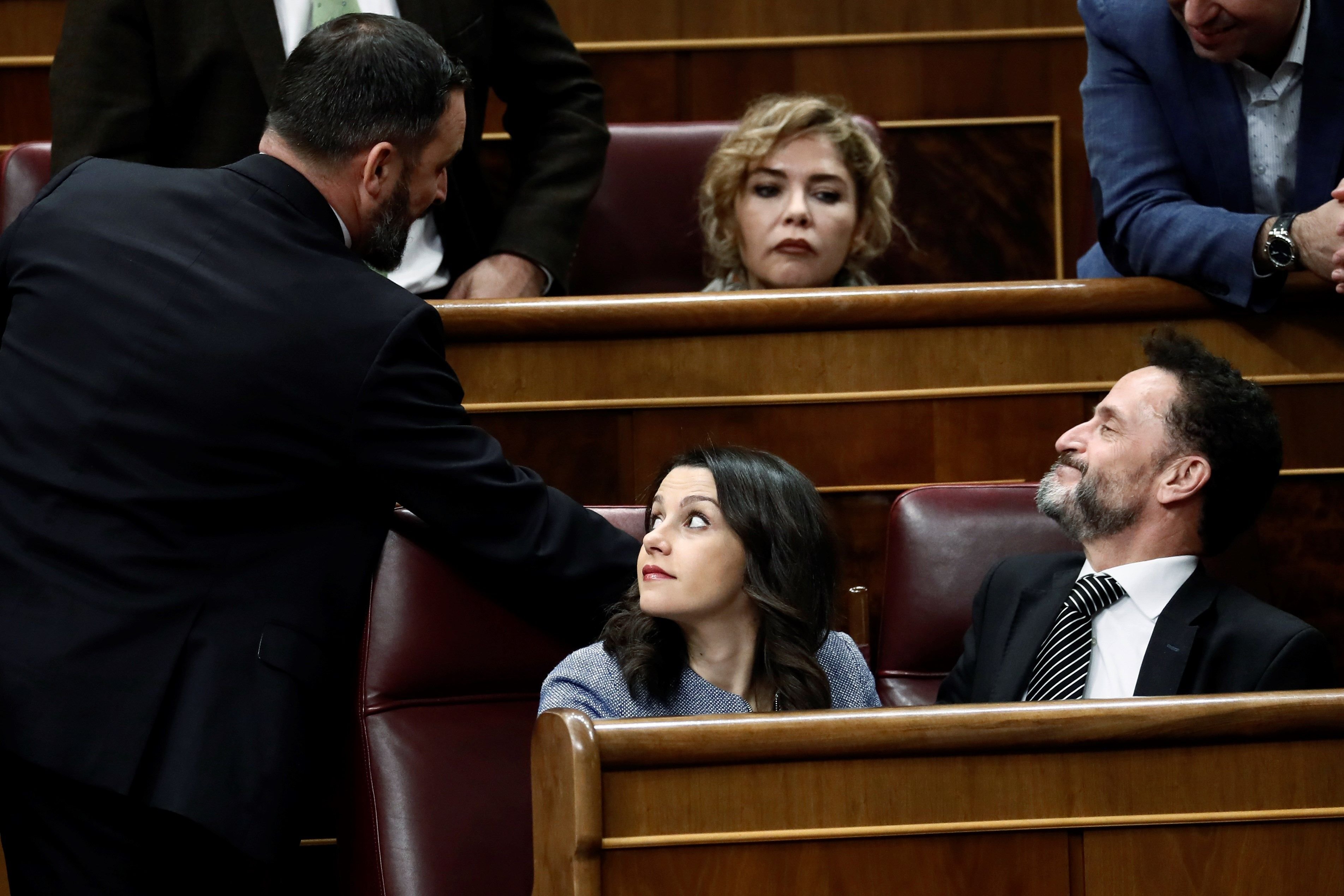 Una portada destrueix Inés Arrimadas amb Santiago Abascal, pistoles i tancs