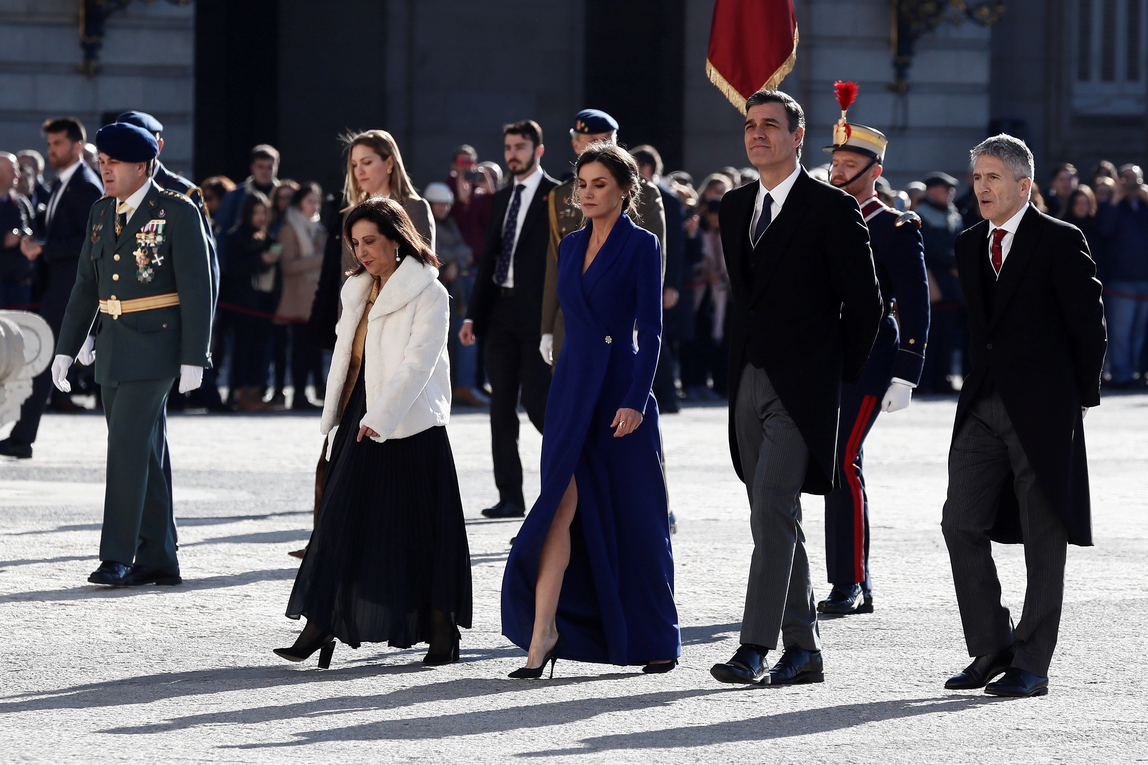 El patinazo de Letizia con el muslo al aire en un desfile militar y frío polar