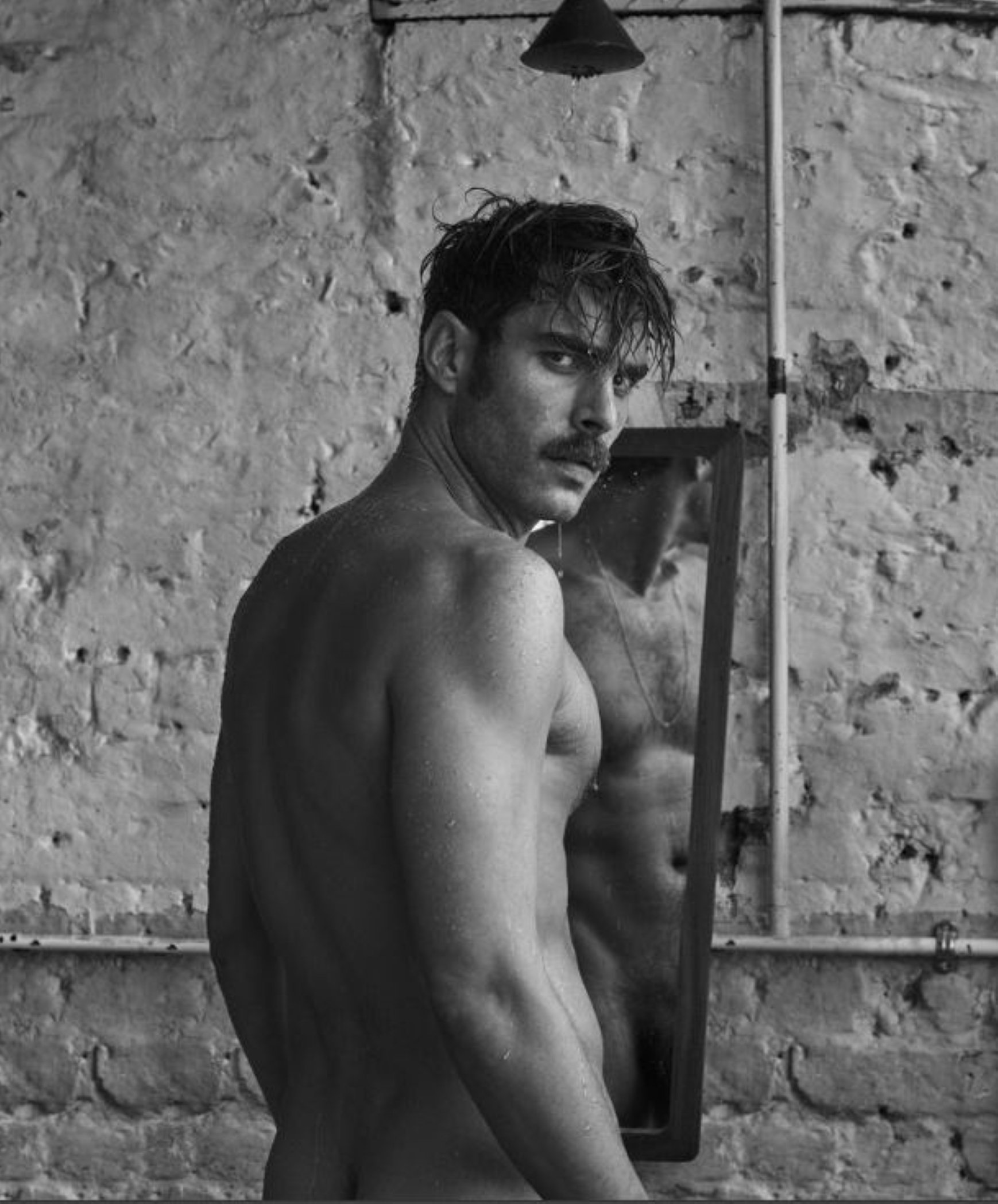 Esta es la foto censurada de Jon Kortajarena desnudo: el modelo, indignado