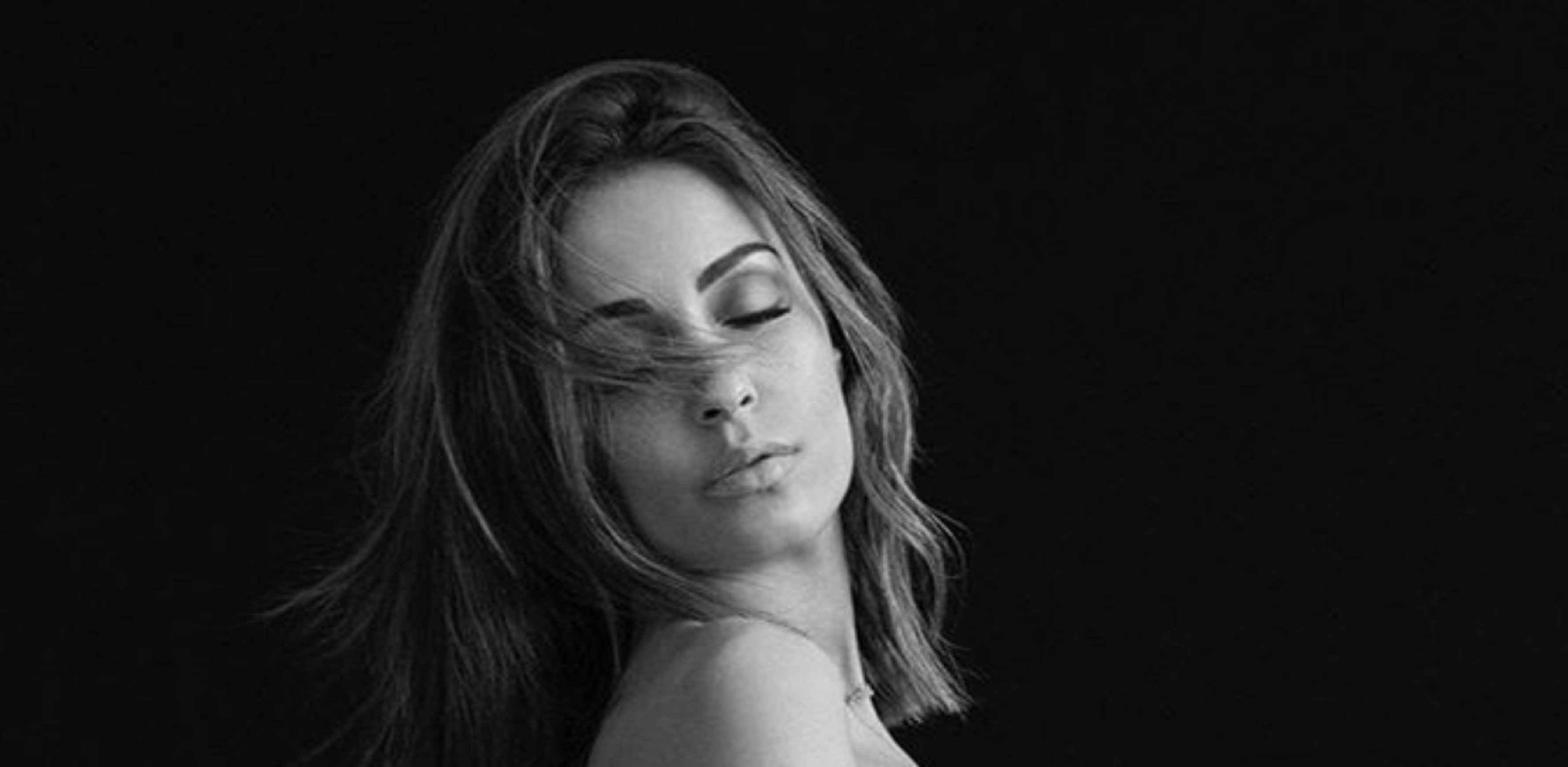 Hiba Abouk presumeix de cos a la piscina 1 mes després del naixement del seu nadó