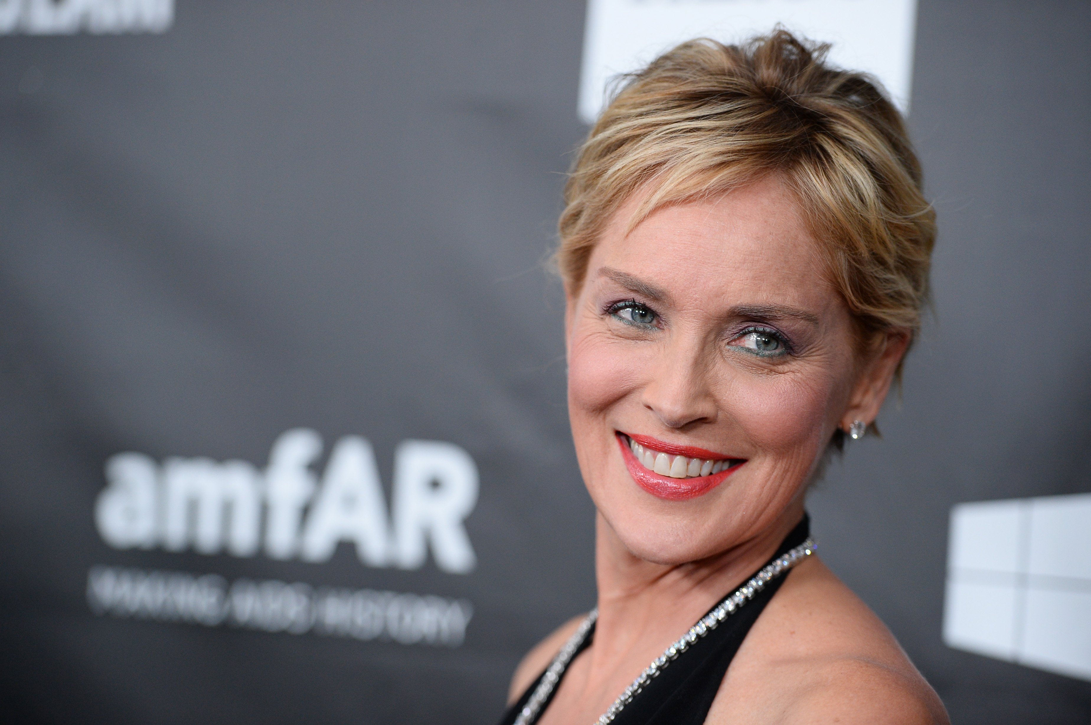 Sharon Stone lligant amb una famosa presentadora catalana: "Coincidieron en una fiesta"