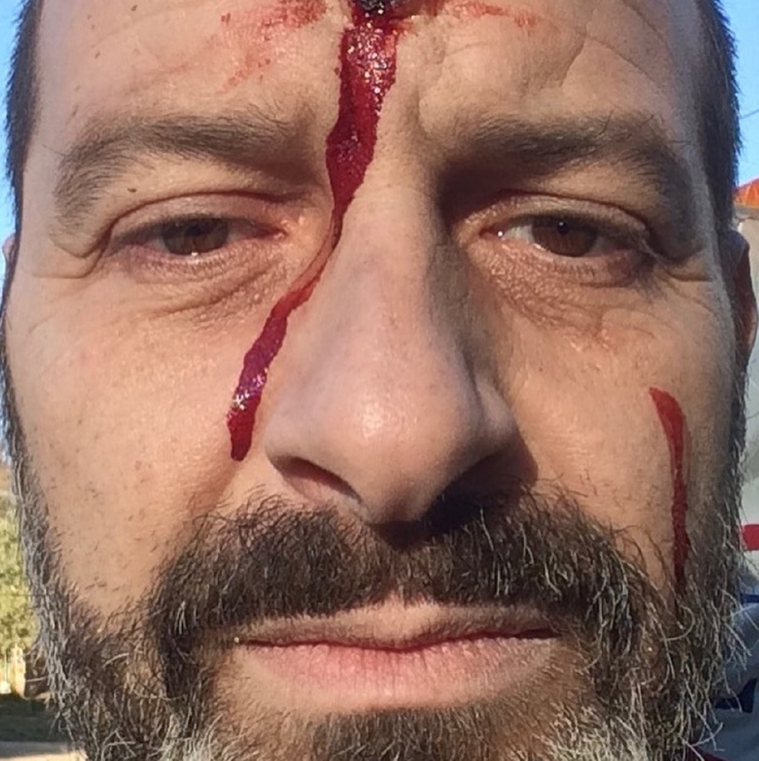 Un actor catalán le pinta la cara a un colega español por "vomitar facherío"