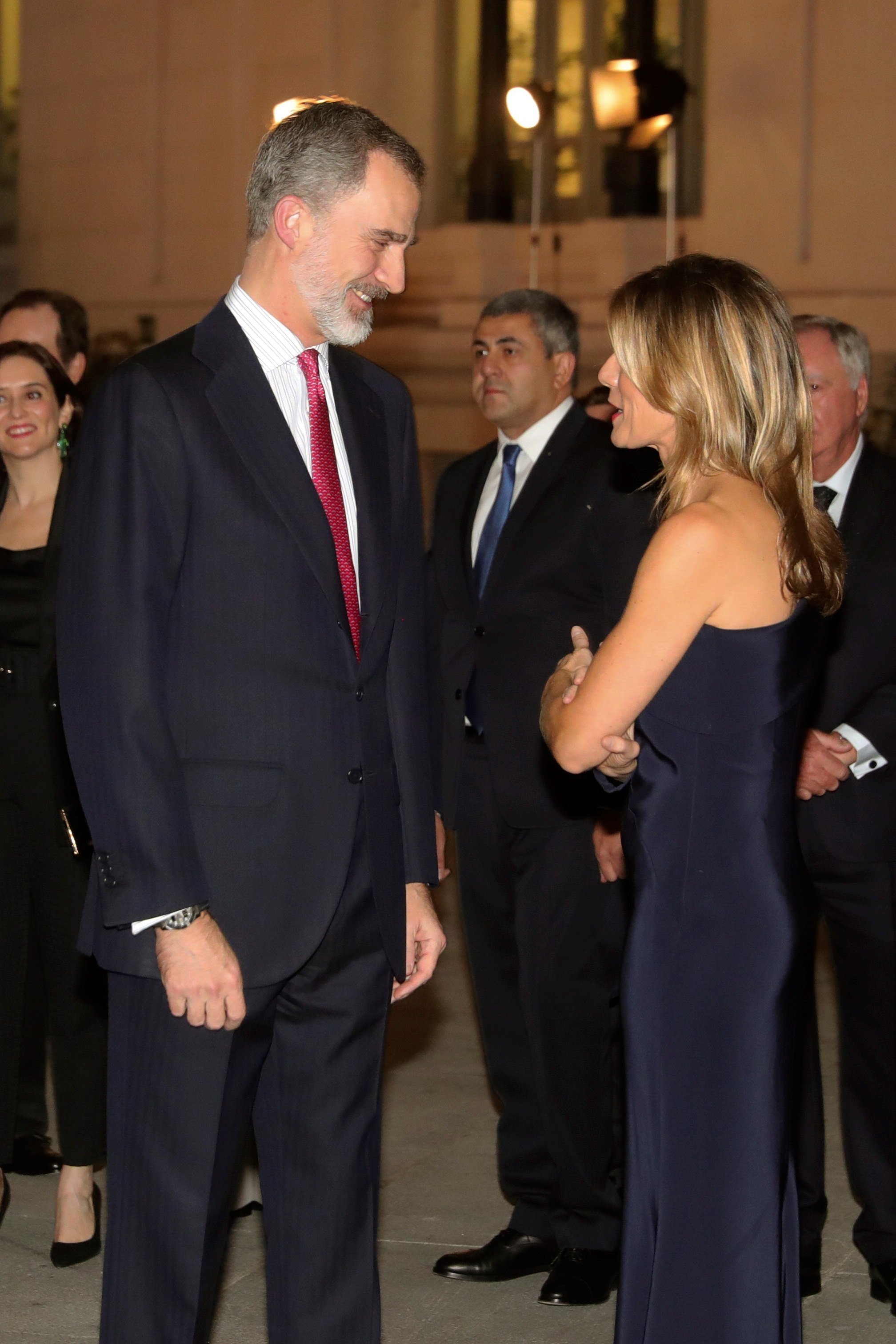 Felipe seducido por el traje ceñido de Begoña Gómez, más imponente que Letizia