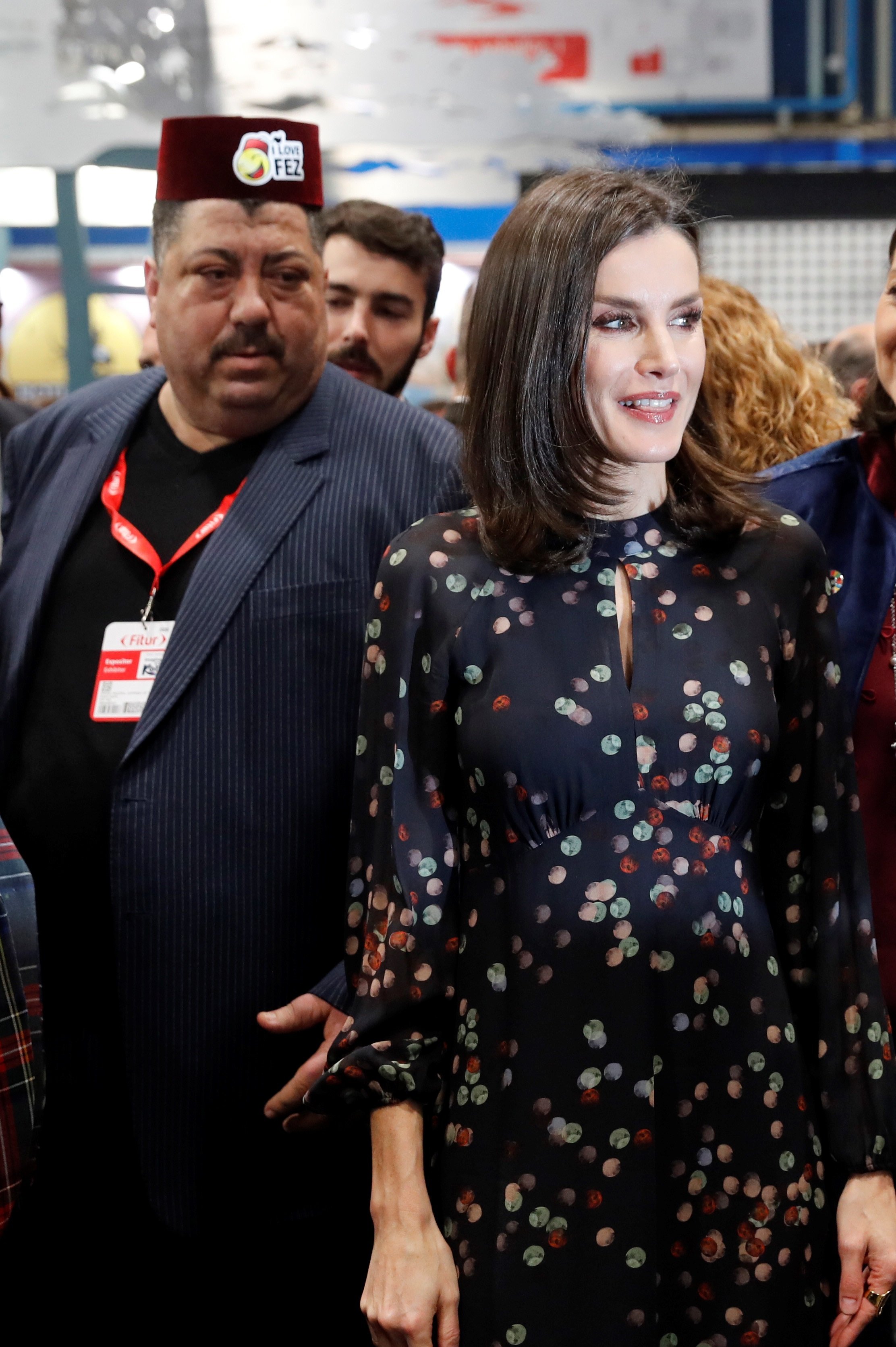 FOTOS Letizia canta mucho: se le abre el vestido por detrás con los coreanos