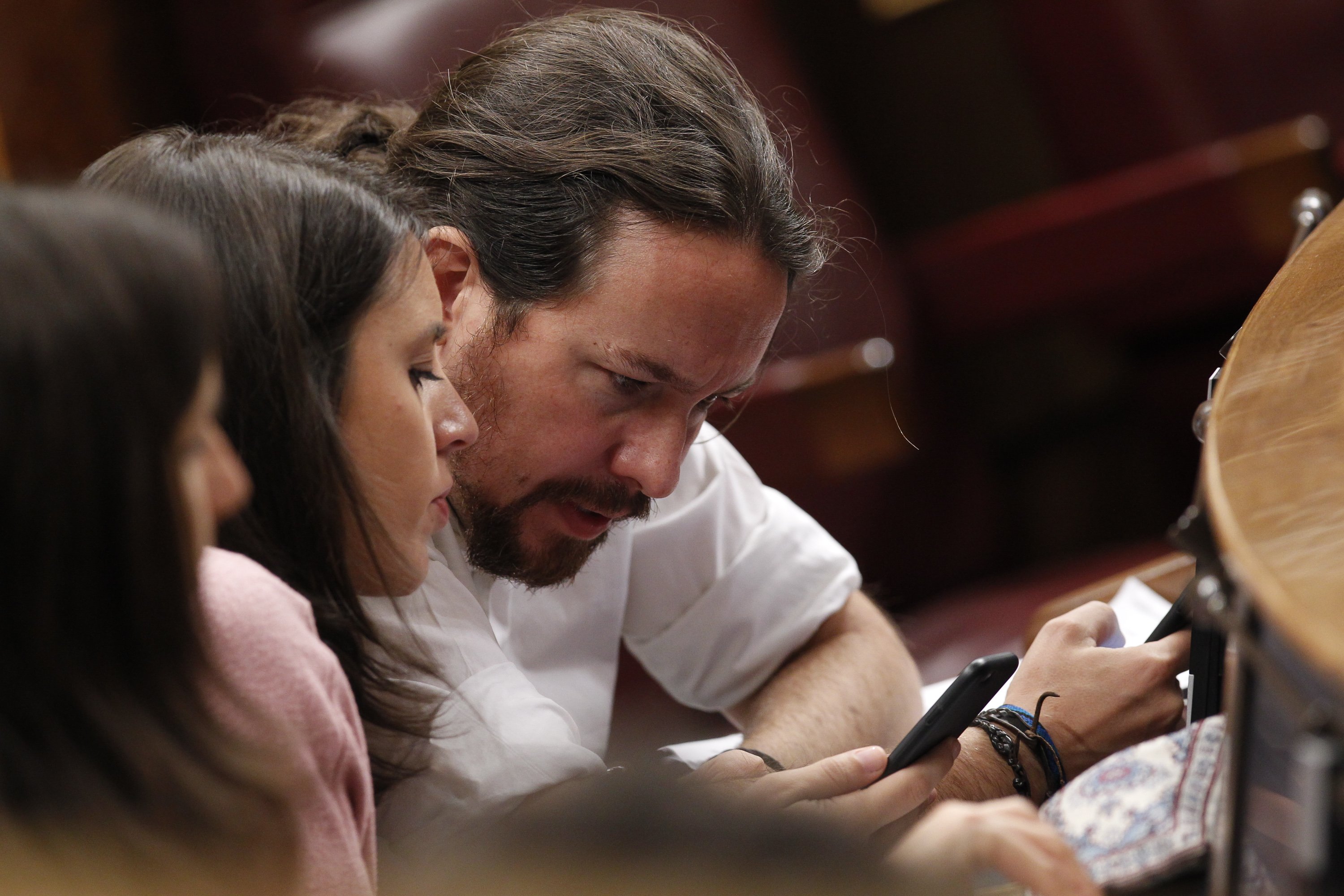 Un fill de Pablo Iglesias li agafa el mòbil i la fa grossa amb el que escriu a Twitter