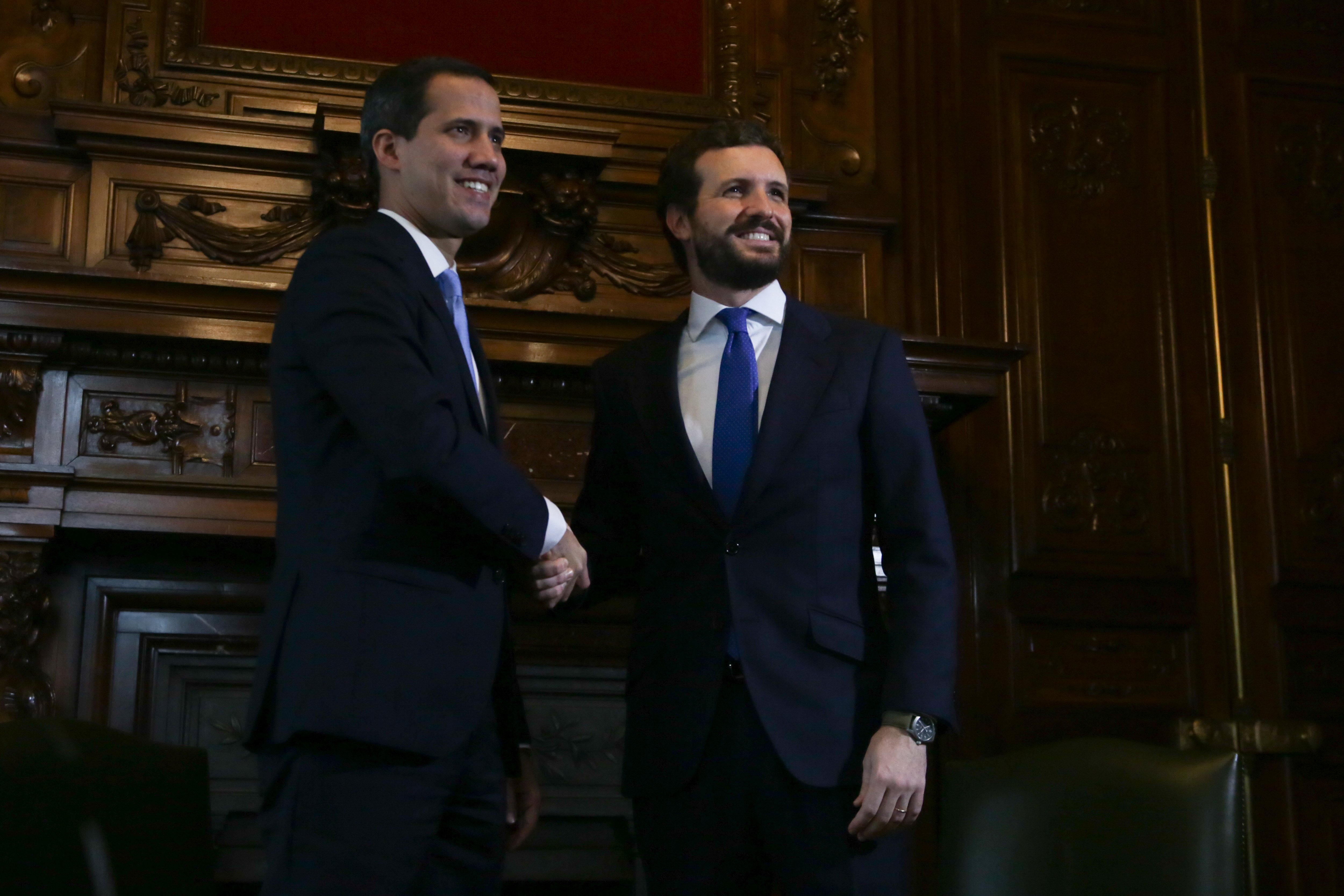 Gabriel Rufián destrossa Guaidó i Casado amb un peu de foto implacable