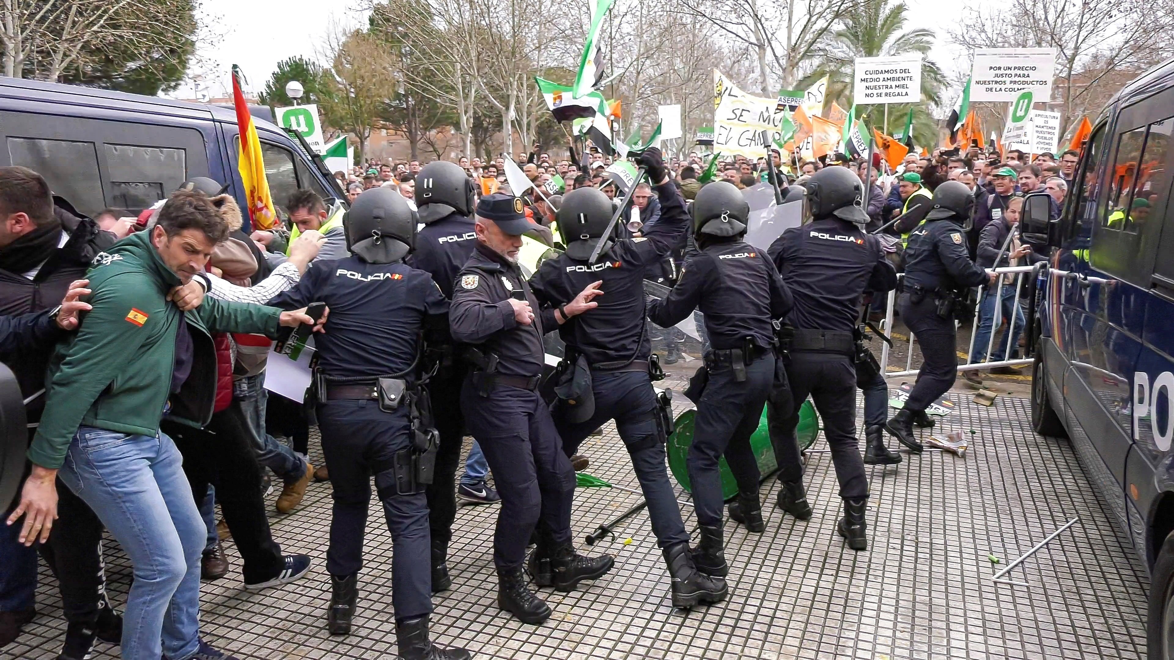 Suso de Toro piensa en Catalunya al ver cómo actua la policía en Extremadura