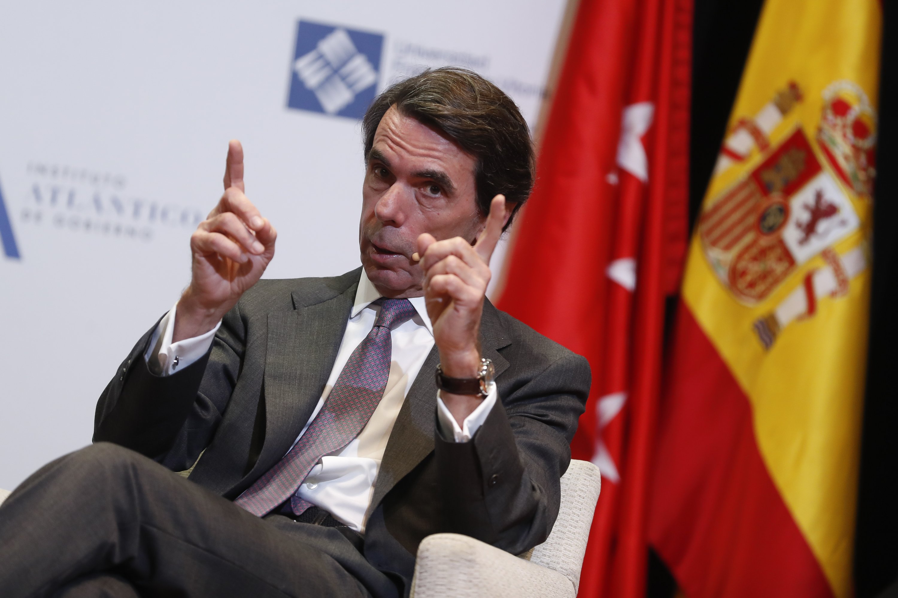 Una foto sorpresa de Aznar en Bélgica con cara terrorífica, el hazmerreír de la red