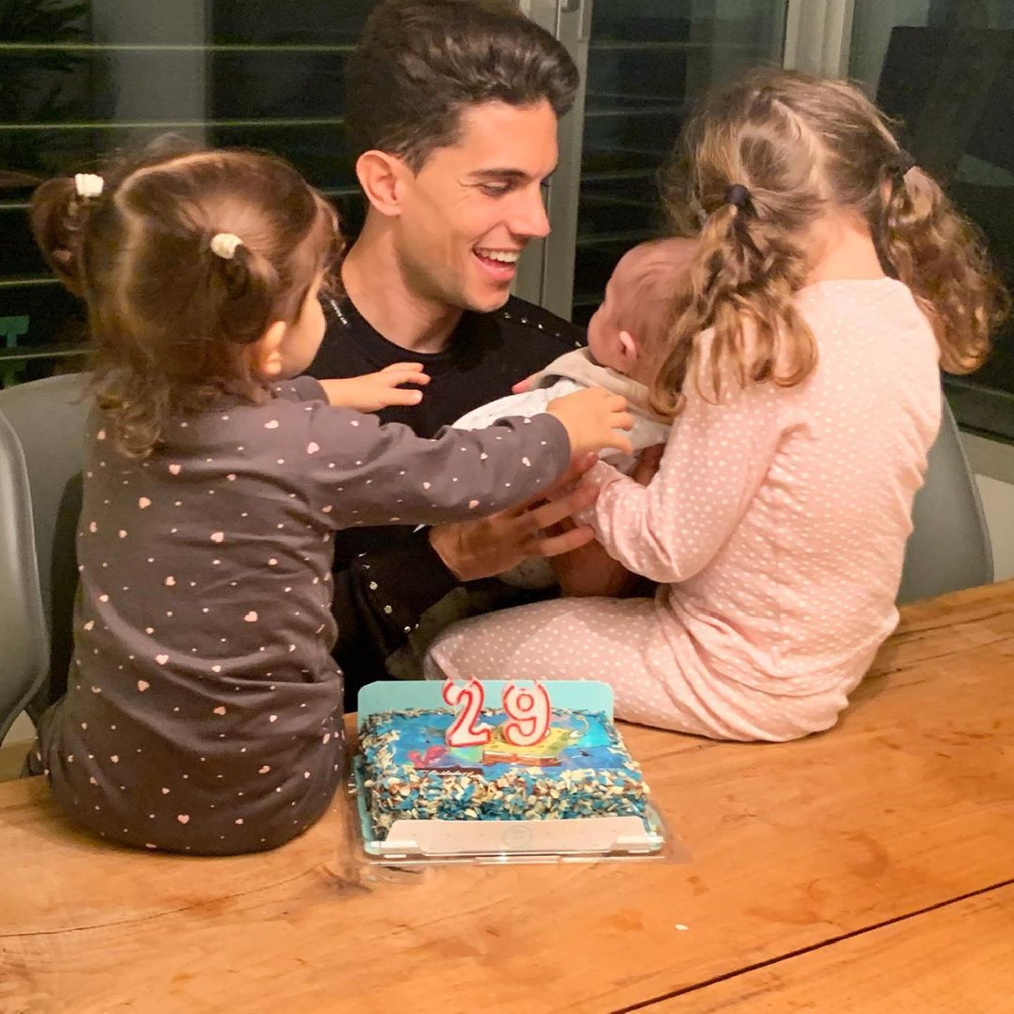 Divertidísimo Marc Bartra: sus hijas lo maquillan y este es el desastroso resultado