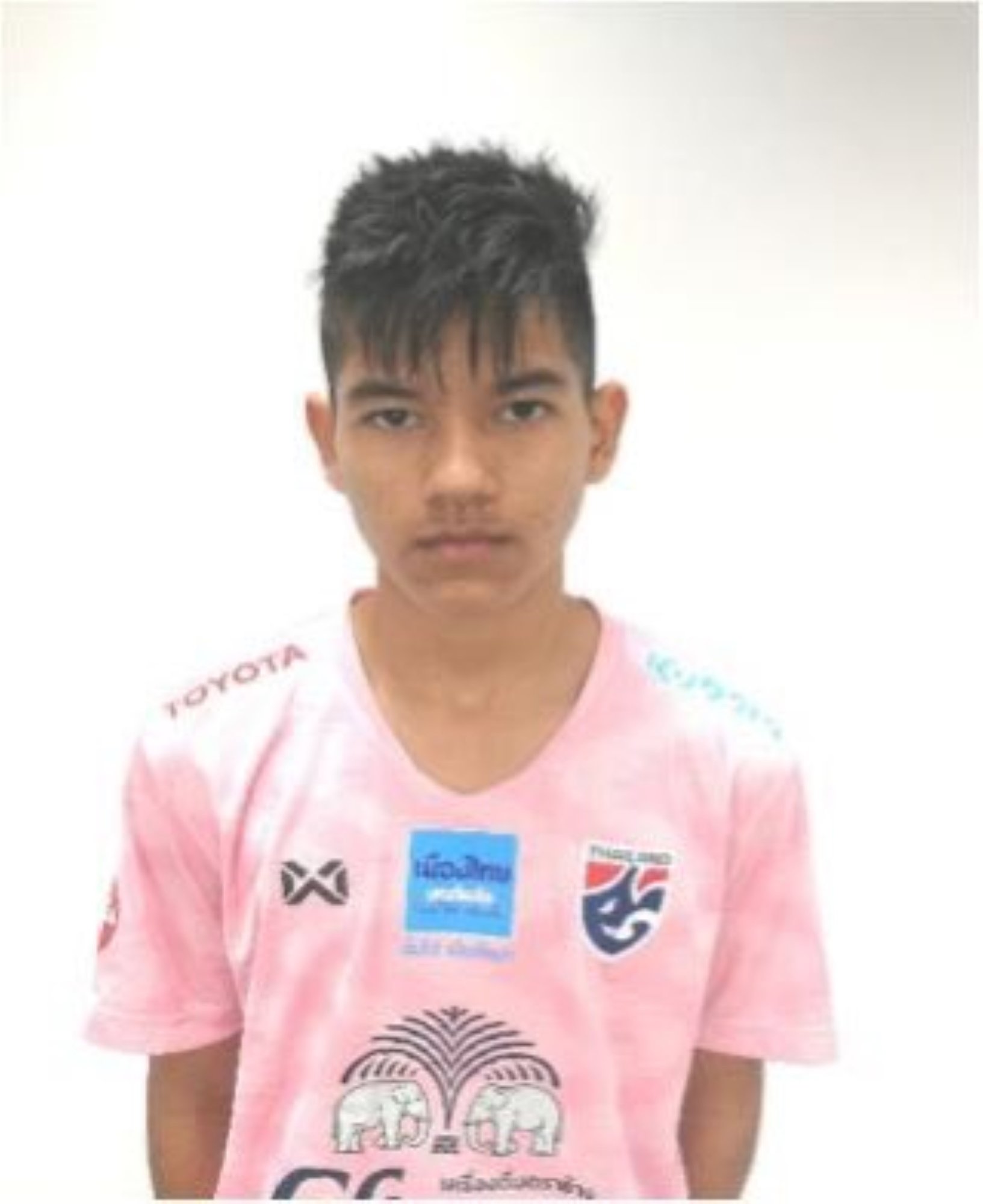 El hijo de un famoso presentador: es futbolista y lo ha convocado la selección... ¡de Tailandia!